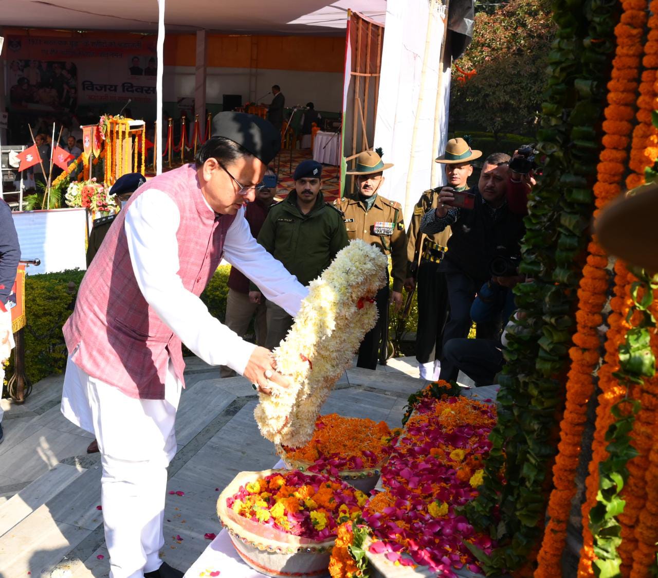 मुख्यमंत्री पुष्कर सिंह धामी ने शुक्रवार को गांधी पार्क, देहरादून में विजय दिवस के अवसर पर शहीद स्मारक पर पुष्प चक्र अर्पित कर शहीदों को श्रद्धांजलि दी।