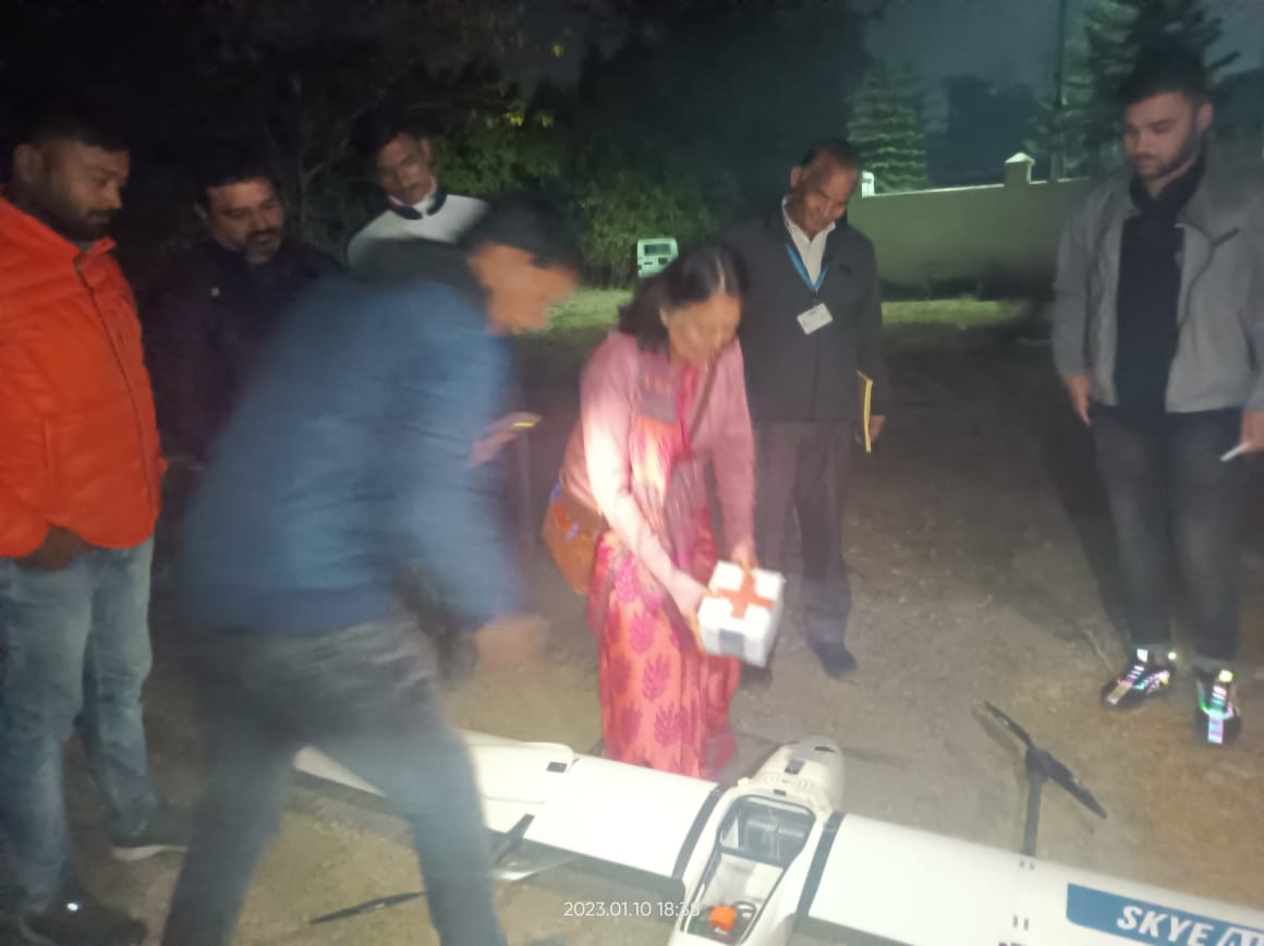 ड्रोन के जरिए 40 मिनट में देहरादून से सीमांत जनपद उत्तरकाशी पहुंची 400 डोज वैक्सीन: सचिव स्वास्थ्य डॉ. आर. राजेश कुमार ड्रोन टेक्नोलॉजी का सफल ट्रायल, जिला चिकित्सालय उत्तरकाशी पहुंची वैक्सीन