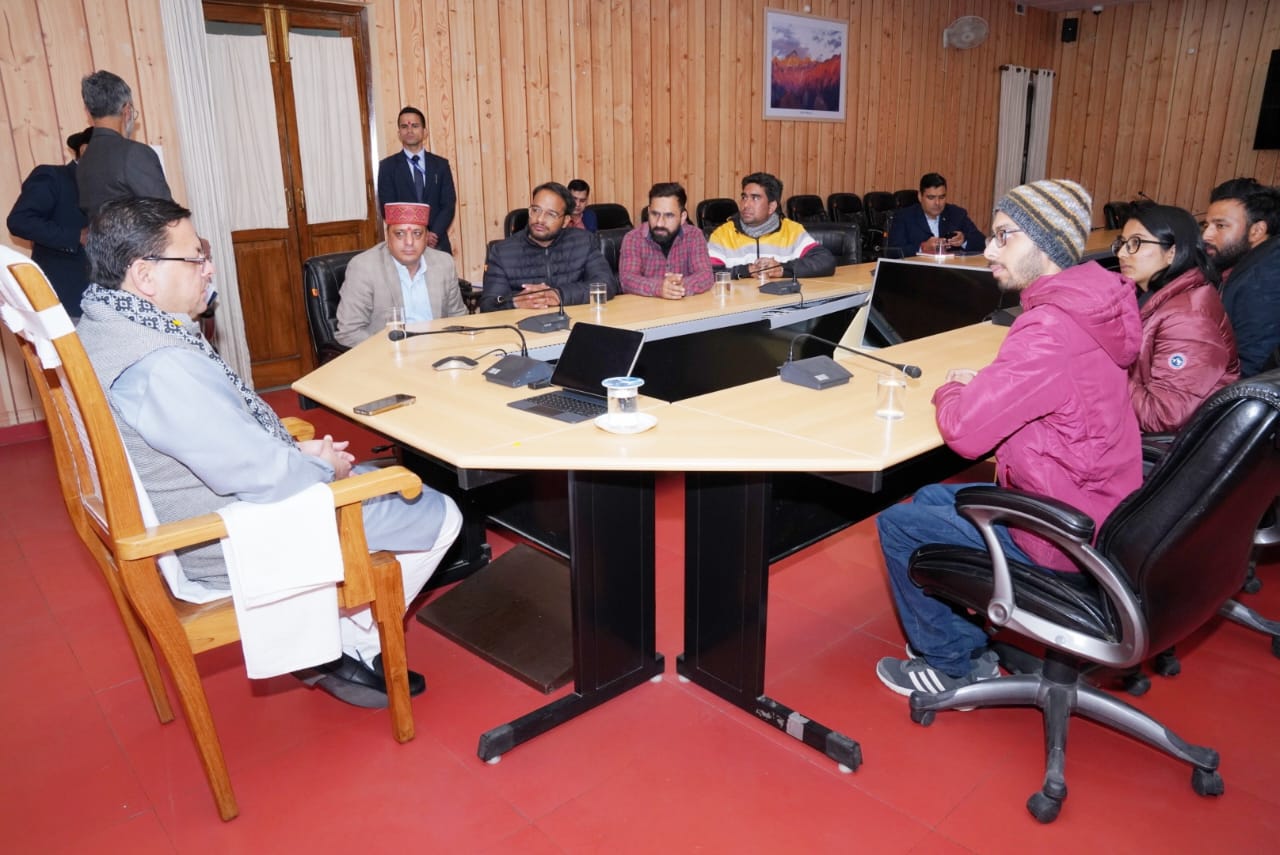 मुख्यमंत्री धामी से मिलकर बेरोजगार संघ के प्रतिनिधियों ने किया अनुरोध कि धरना प्रदर्शन के दौरान कुछ अभ्यर्थियों पर विभिन्न धाराओं के तहत करवाई चल रही है, उनको कल होने वाली लेखपाल भर्ती की लिखित परीक्षा की अनुमति दी जाए। मुख्यमंत्री ने डीजीपी को निर्देश दिए हैं कि इन बच्चों को लेखपाल भर्ती की लिखित परीक्षा देने के लिए निर्धारित परीक्षा केंद्रों तक पहुंचाने और वहां से लाने की व्यवस्था की जाय