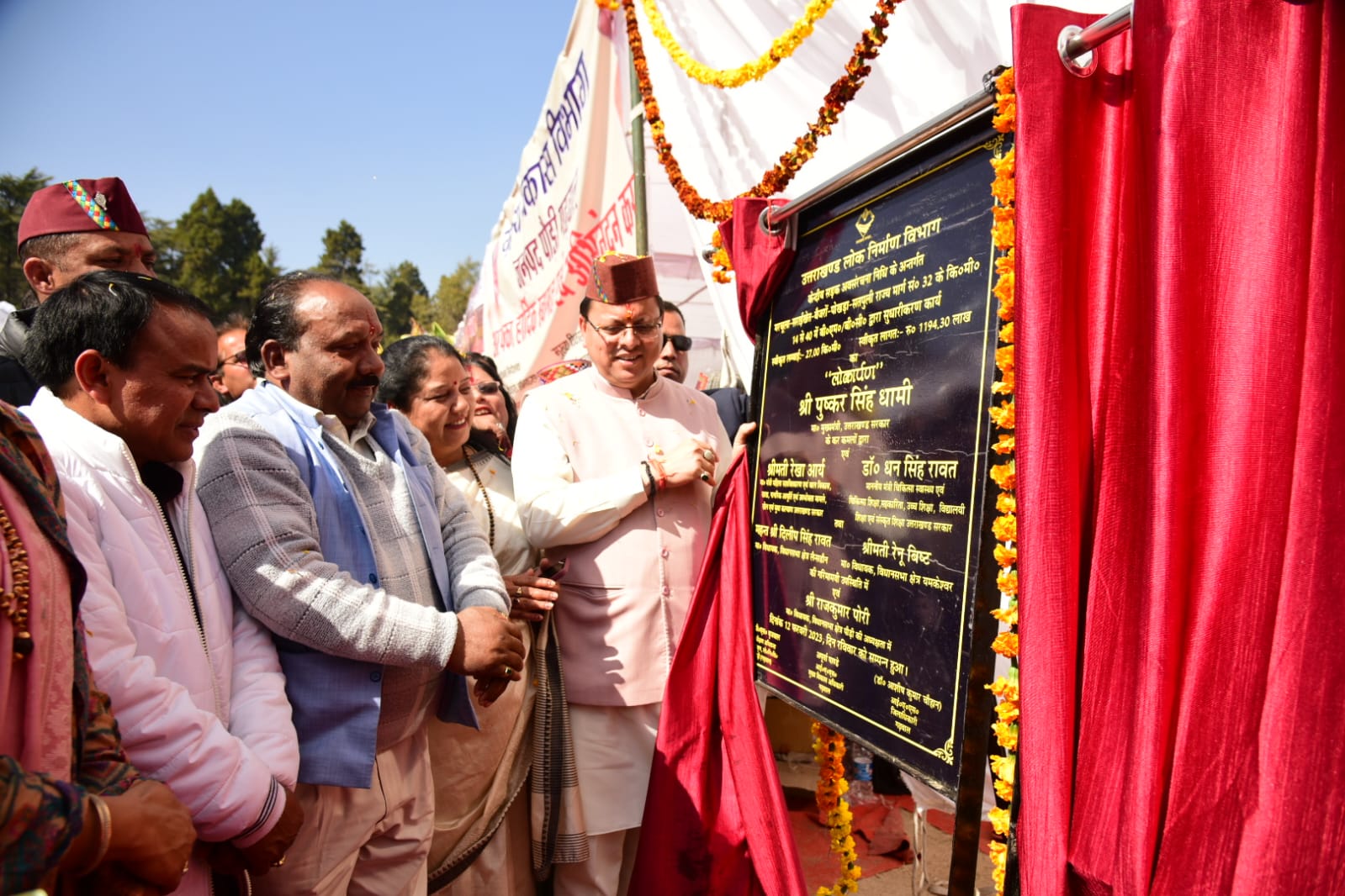 मुख्यमंत्री ने खाद्य आपूर्ति मंत्री श्रीमती रेखा आर्य और कैबिनेट मंत्री डॉ0 धन सिंह रावत की उपस्थिति में आज 23 महिलाओें को योजना का लाभ देकर की शुरूआत
