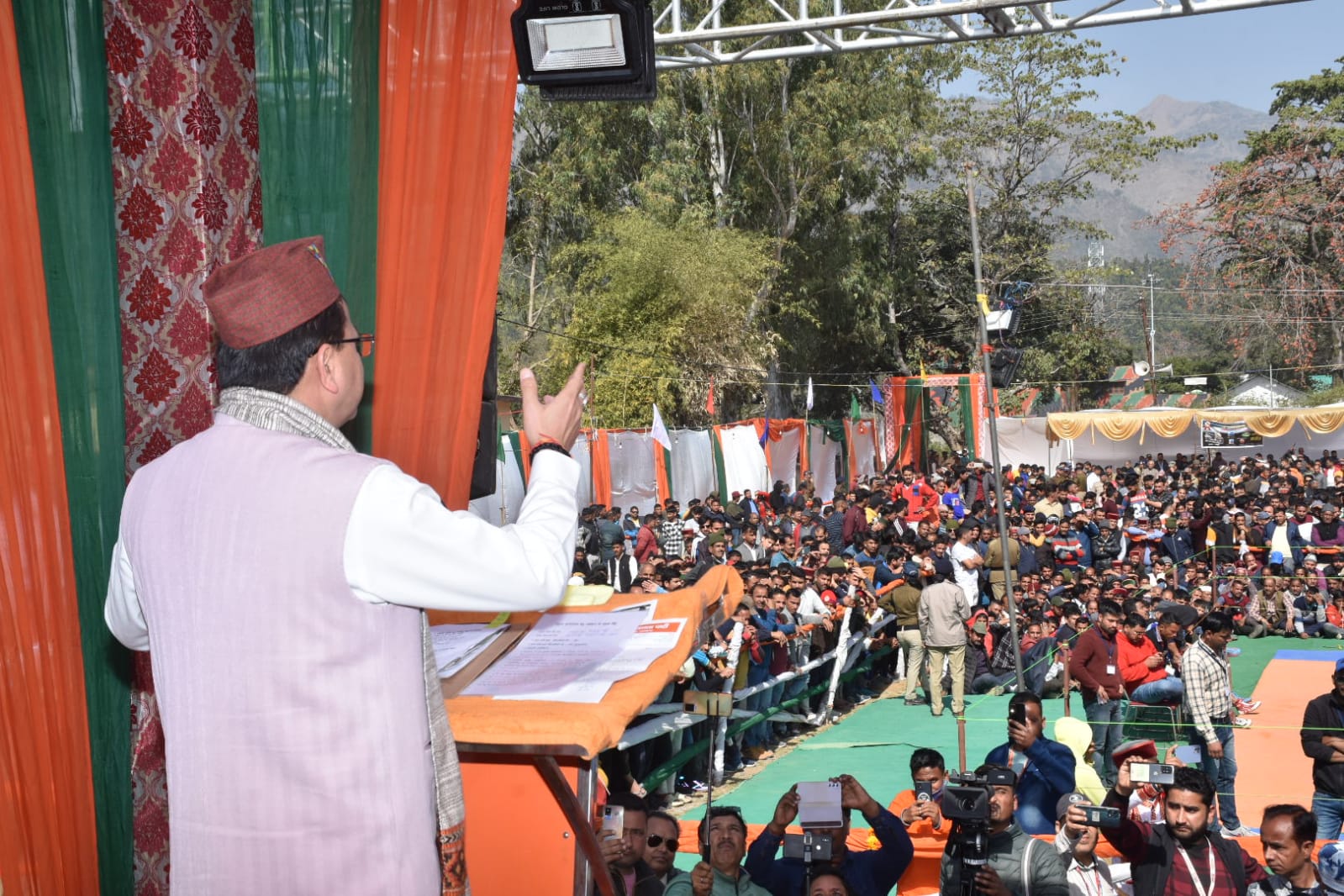 उत्तराखंड में नकल माफिया को नासूर किसकी सरकार ने बनने दिया क्या किसी मुख्यमंत्री ने नकल माफिया गिरोह के सदस्यों और इसमें संलिप्त अधिकारी-कर्मचारियों को जेल की सलाखों में डाला? एक नज़र में पढ़ें पूरी खबर..