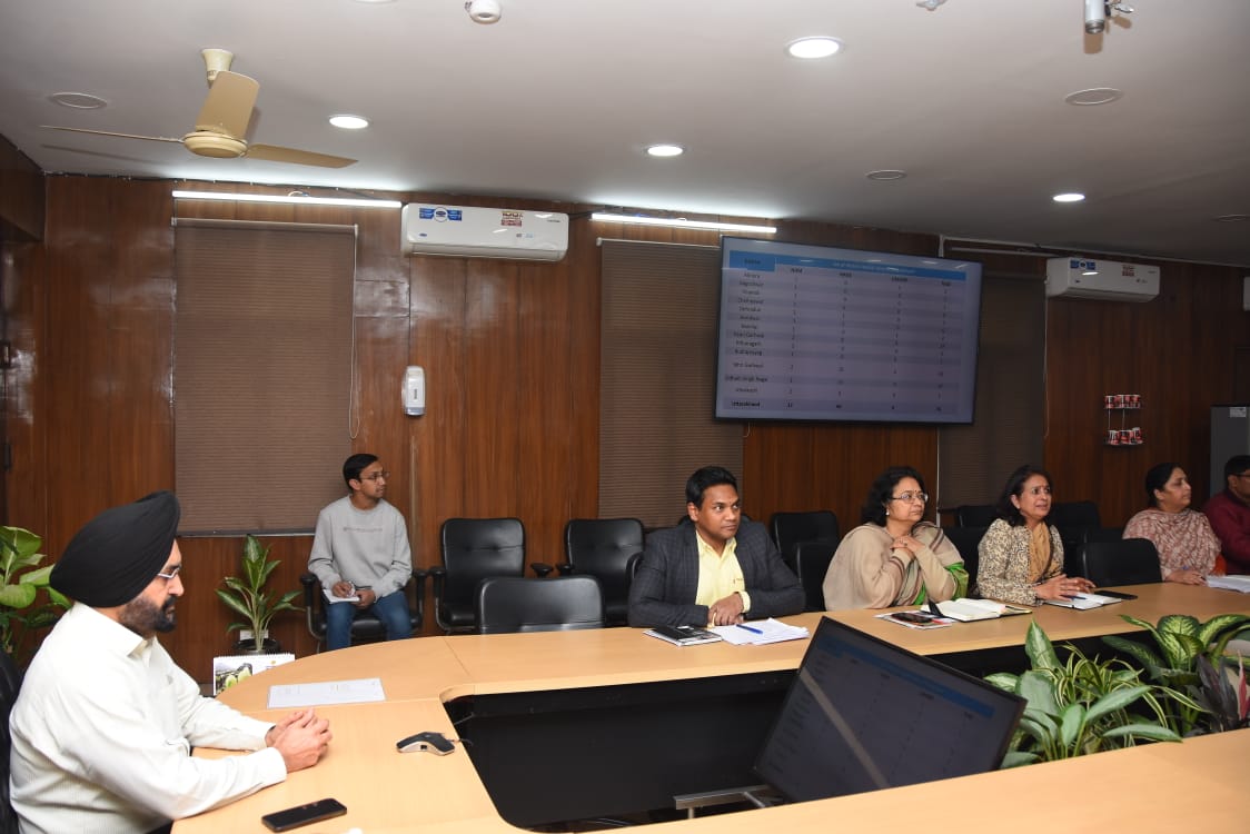 मुख्य सचिव ने कहा कि प्रदेश के दूरस्थ क्षेत्रों में स्वास्थ्य सुविधाएं उपलब्ध कराए जाने हेतु मोबाइल हेल्थ सुविधाएं और टेलीमेडिसिन को अधिक से अधिक बढ़ावा दिया जाए