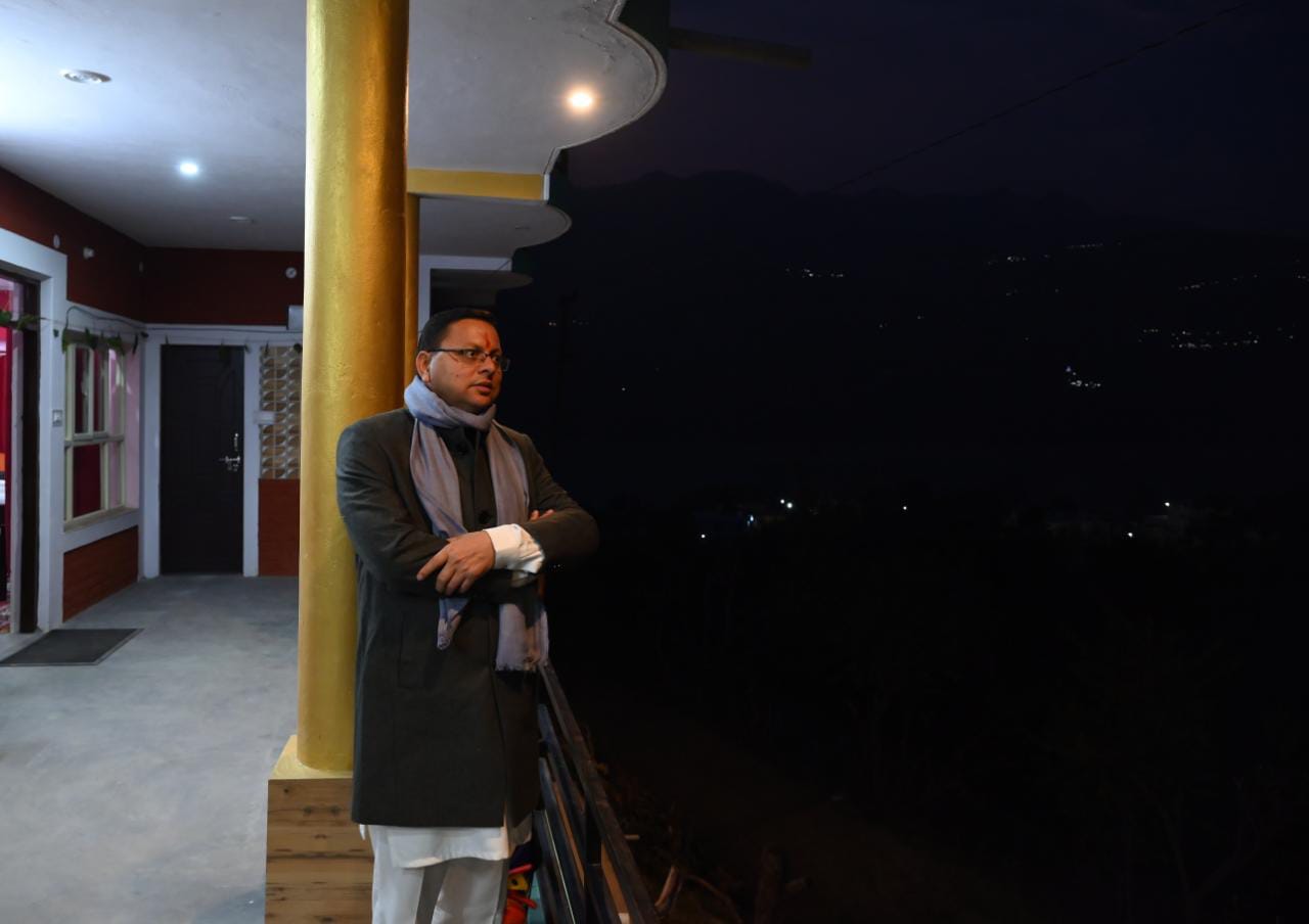 ग्राम तिवाड़गांव, टिहरी स्थित होमस्टे में रात्रि विश्राम करने पहुंचे मुख्यमंत्री धामी