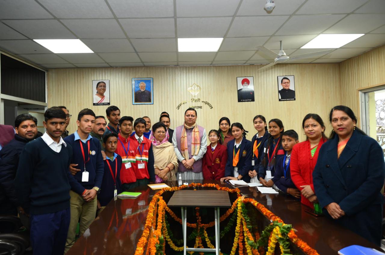 मुख्यमंत्री पुष्कर सिंह धामी ने ‘आत्मनिर्भर टिहरी की संकल्पना’ विषय पर प्रतिभाशाली स्कूली छात्र-छात्राओं एवं बाल विधायकों के साथ संवाद किया।
