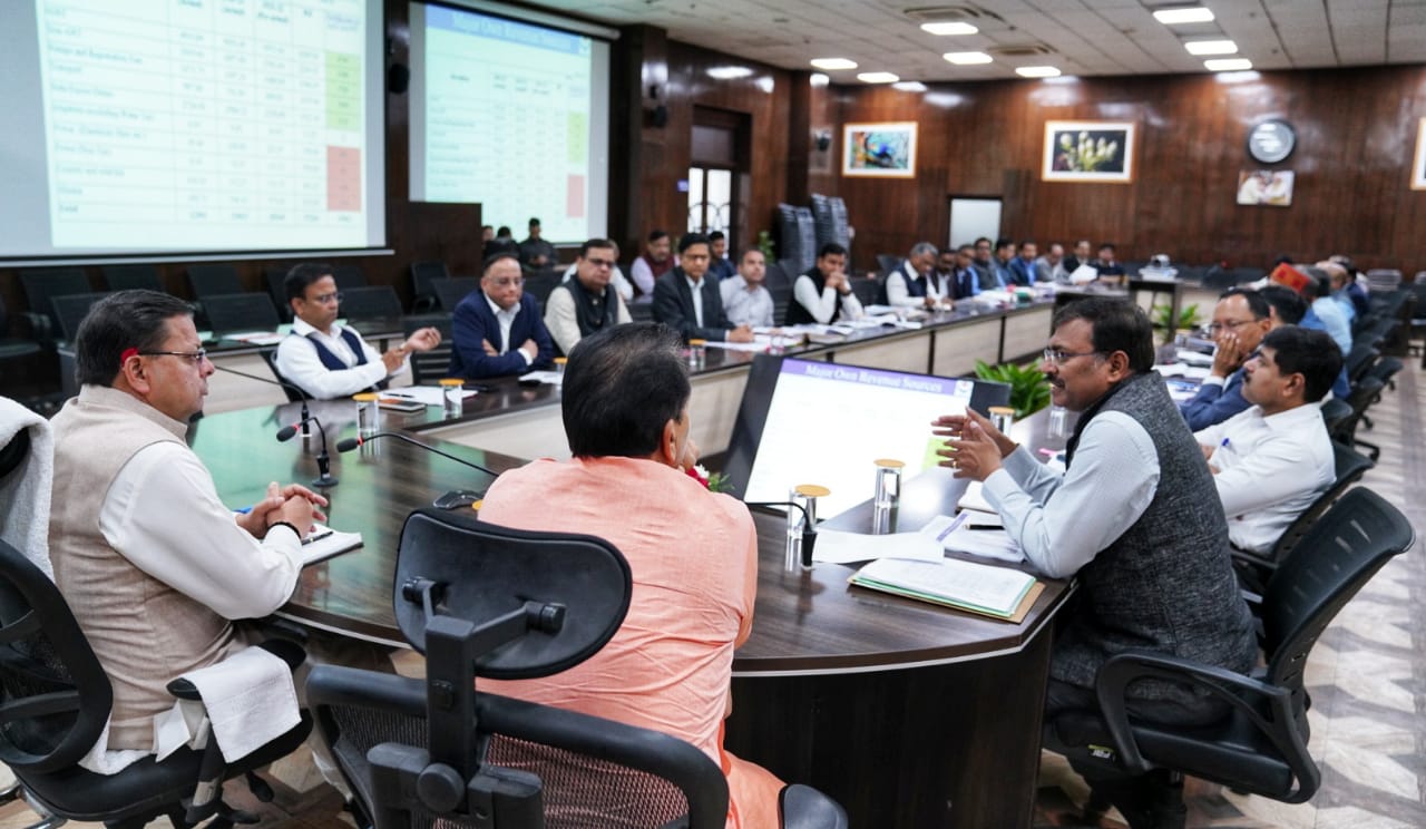 मुख्यमंत्री ने निर्देश दिये कि ऊर्जा, खनन एवं वन विभाग में राजस्व प्राप्ति बढ़ाने के लिए विभागों को विशेष प्रयासों की जरूरत है। विभागीय सचिव राजस्व बढ़ाने के लिए इसकी नियमित समीक्षा करें।