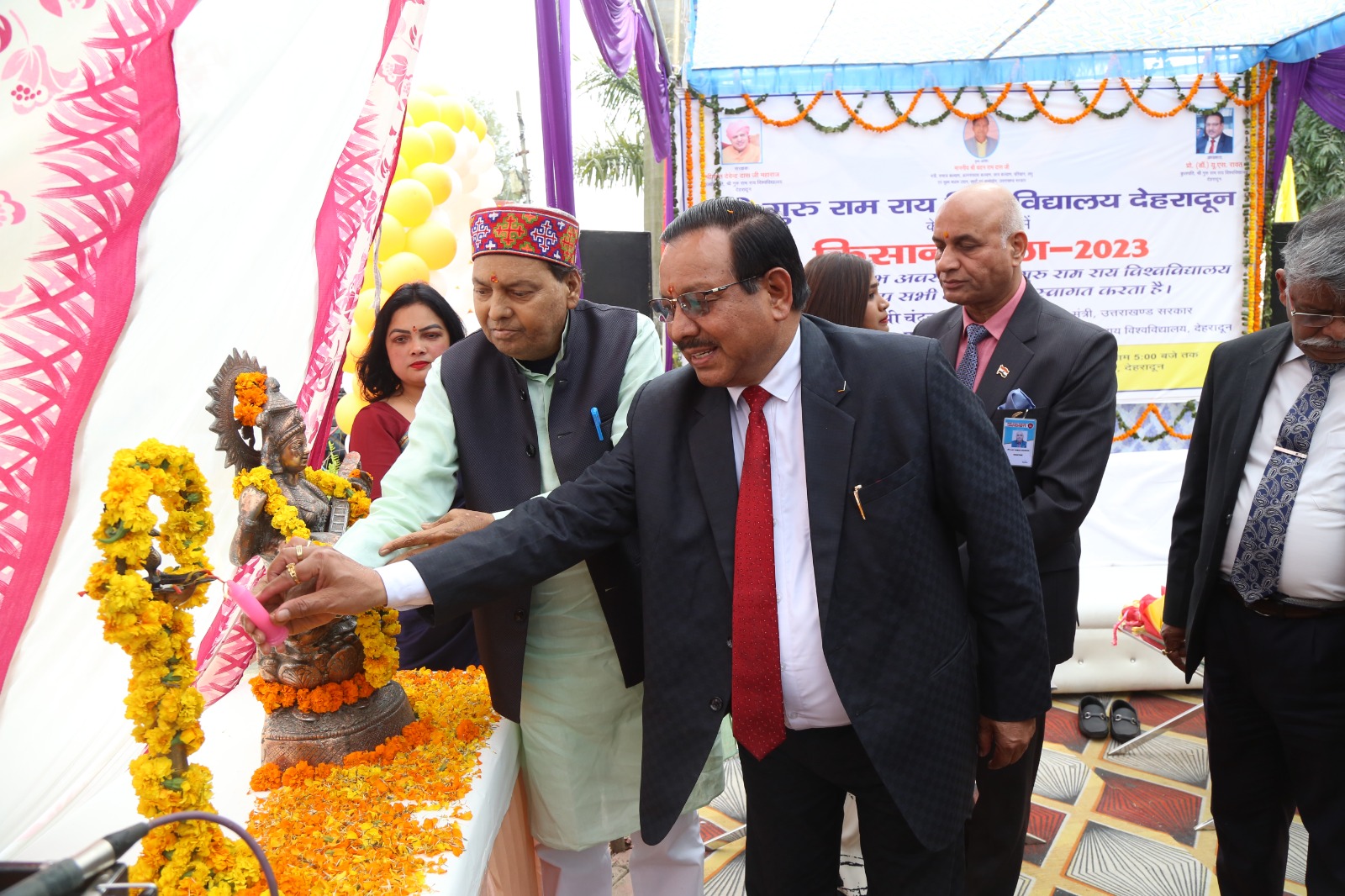 एसजीआरआर विश्वविद्यालय में किसानोंऔर लघु उद्यमियों के खिले चेहरे श्री गुरु राम राय विश्वविद्यालय पथरी बाग कैंपस मे आयोजित हुआ भव्य किसान मेला