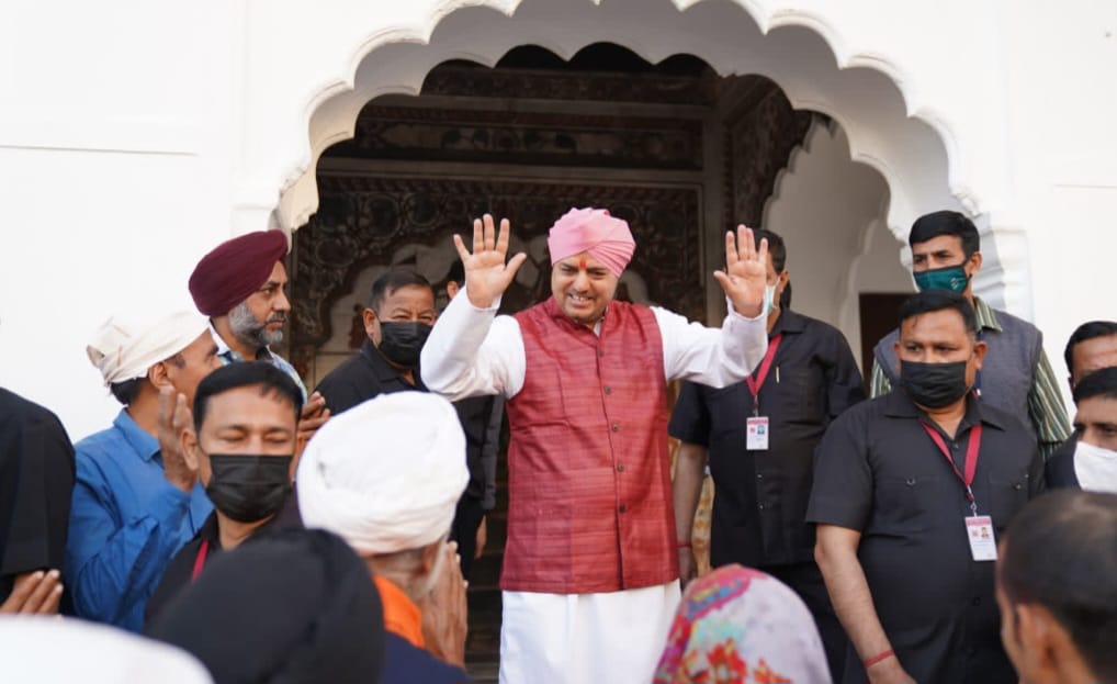 श्री झण्डे जी आरोहण व मेले का साक्षी बनने के लिए पंजाब की पैदल संगत श्री दरबार साहिब पहुंची है। श्री दरबार साहिब में पैदल संगत के पहुंचते ही श्री झण्डे जी मेले की दिव्यता और भव्यता में चार चांद लग गए हैं।