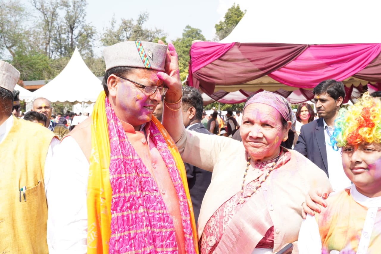 मुख्यमंत्री पुष्कर सिंह धामी द्वारा होली के अवसर पर मुख्यमंत्री आवास में होली मिलन कार्यक्रम का आयोजन किया गया।