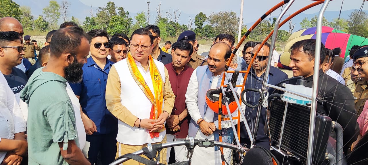 मुख्यमंत्री पुष्कर सिंह धामी ने गुरुवार को अपने टनकपुर पूर्णागिरि भ्रमण के दौरान किरोड़ा नाला, टनकपुर में पूर्णागिरि मेले के दौरान आयोजित हॉट एयर बैलून एवं पैरा मोटर एडवेंचर एक्टिविटीज का शुभारंभ किया।