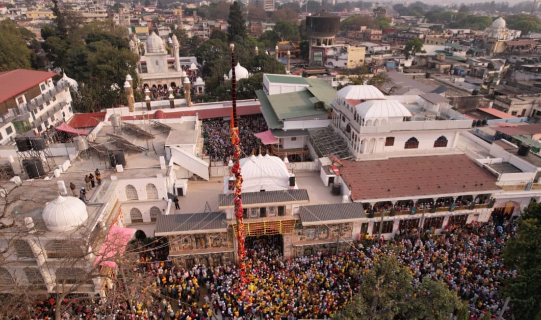 श्री दरबार साहिब मे 4 बजकर 12 मिनट पर हुआ श्री झण्डे जी का आरोहण