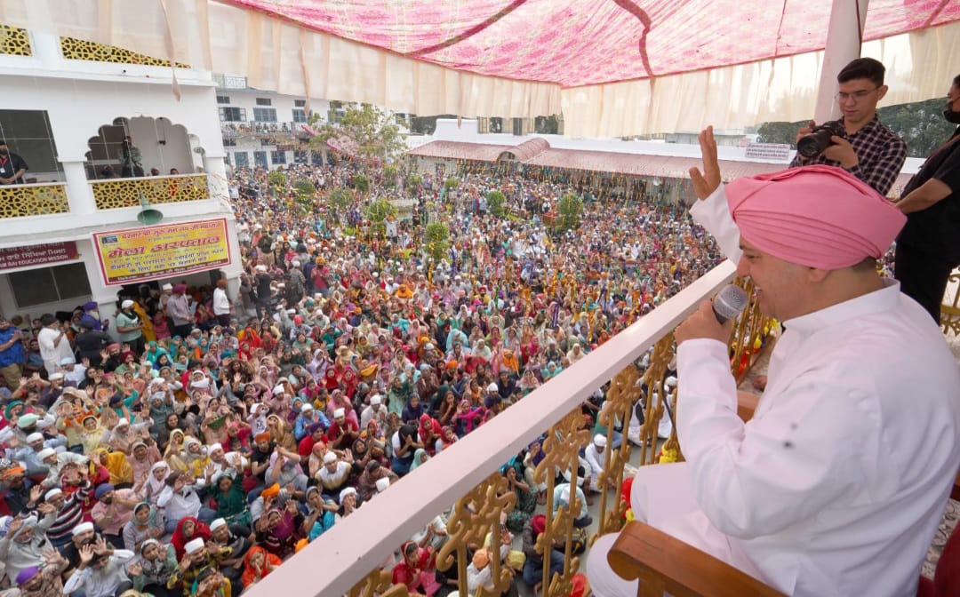श्री दरबार साहिब में चला दर्शनों व मनौतियों का क्रम श्री दरबार साहिब के सज्जादानशीन श्रीमहंत देवेन्द्र दास जी महाराज ने दिए संगतों को दर्शन व आशीर्वाद
