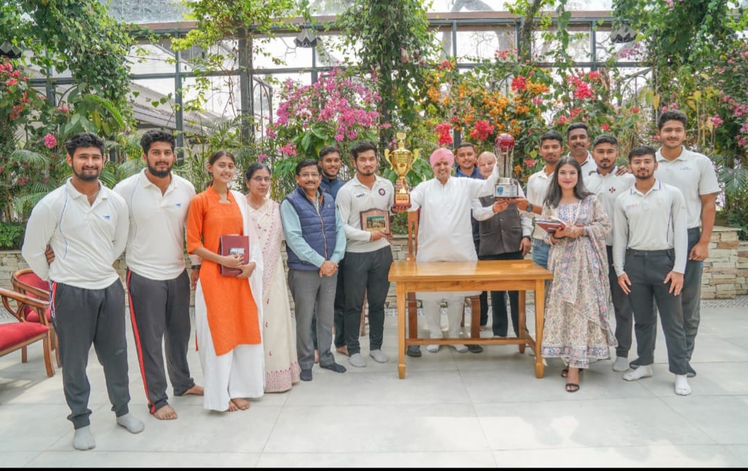 श्री दरबार साहिब में श्रीमहंत देवेन्द्र दास जी महाराज ने प्रत्येक खिलाड़ी को नकद पुरस्कार, उपहार, स्मृति चिन्ह व प्रशस्ति पत्र देकर किया सम्मानित