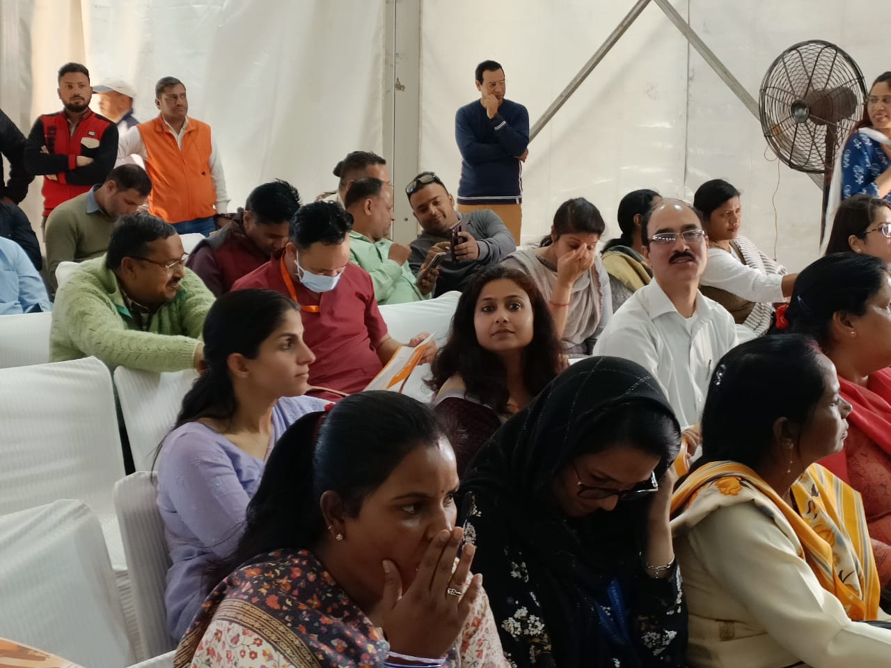 DM देहरादून की सादगी के कायल हुए सब, जनता के बीच बैठ देखा धामी सरकार के एक साल का पूरा कार्यक्रम.