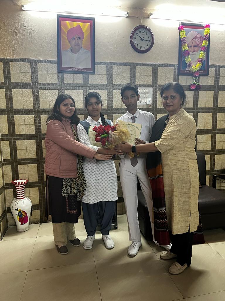 एसजीआरआर पब्लिक स्कूल के छात्र व छात्रा राष्ट्रीय प्रतियोगिता में नकद पुरस्कार से सम्मानित… चेयरमैन श्रीमहंत देवेन्द्र दास जी महाराज जी ने दोनों बच्चों को बधाई व हार्दिक शुभकामनाएं दीं।