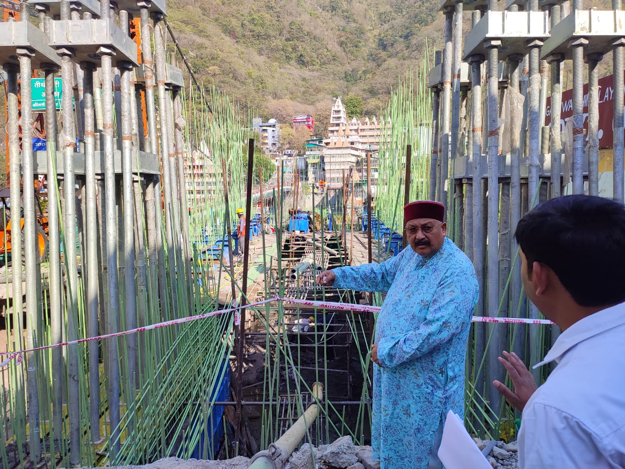 अचानक बजरंग सेतु पहुंचे महाराज, कहा गुणवत्ता का ध्यान रखते हुए तय सीमा में पूरा हो निर्माण काम