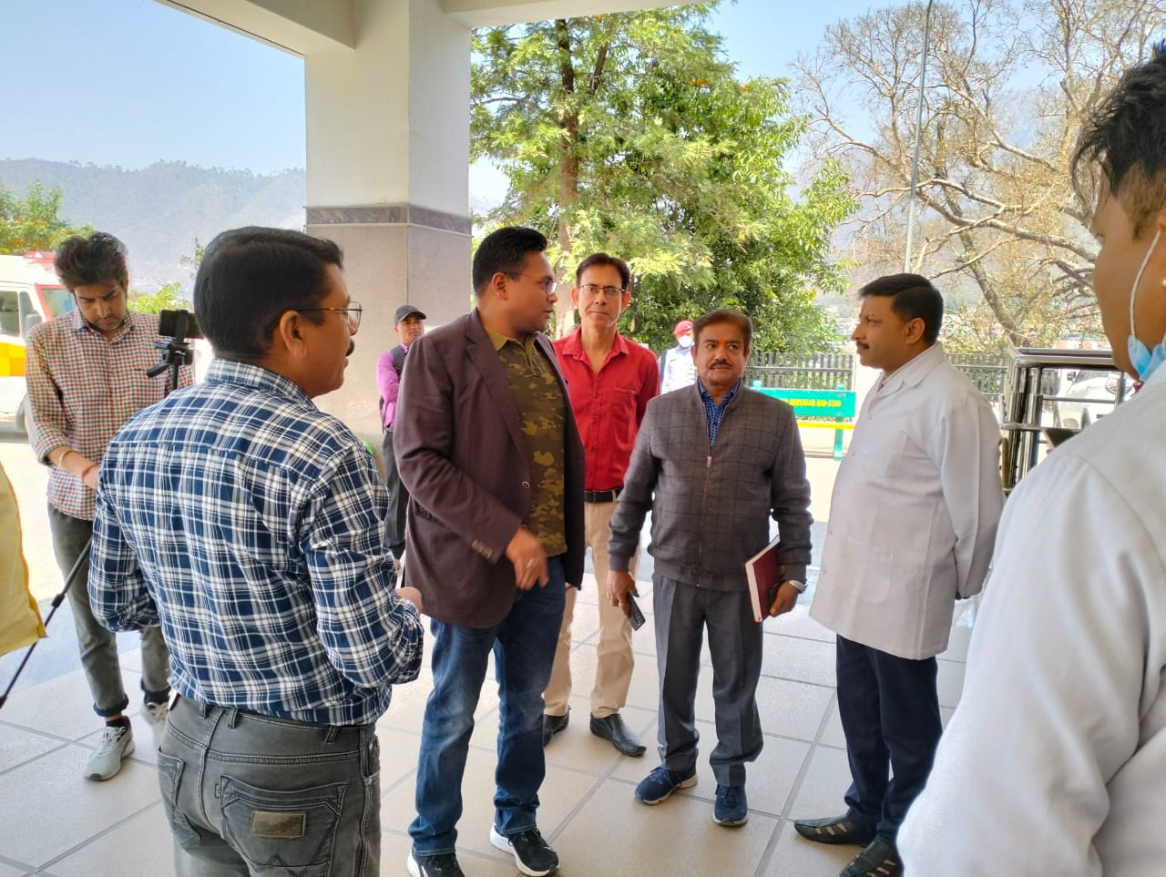 ग्राउंड जीरो पर स्वास्थ्य सचिव डॉ आर राजेश कुमार ने चारधाम यात्रा के मध्य नजर यात्रा के मुख्य पड़ाव श्रीनगर में स्वास्थ्य सेवाओं की तैयारियों को लेकर किया निरीक्षण दिया उचित दिशा निर्देश