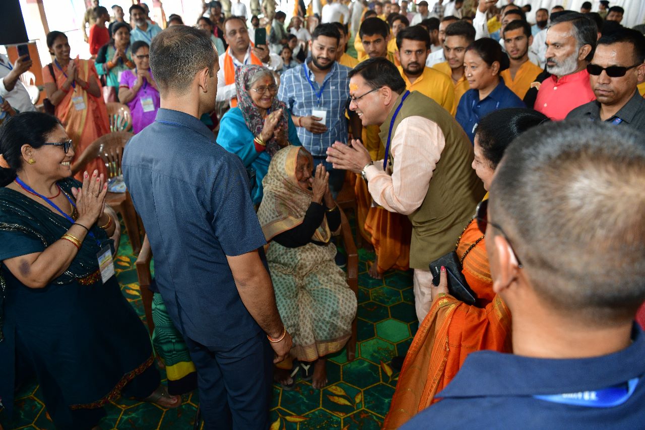 मुख्यमंत्री ने कहा कि जीवनदायिनी मां गंगा के मूल स्वरूप को बचाए रखना हम सबका नैतिक दायित्व है। केंद्र व राज्य सरकार इस दिशा में निरंतर कार्य कर रही है