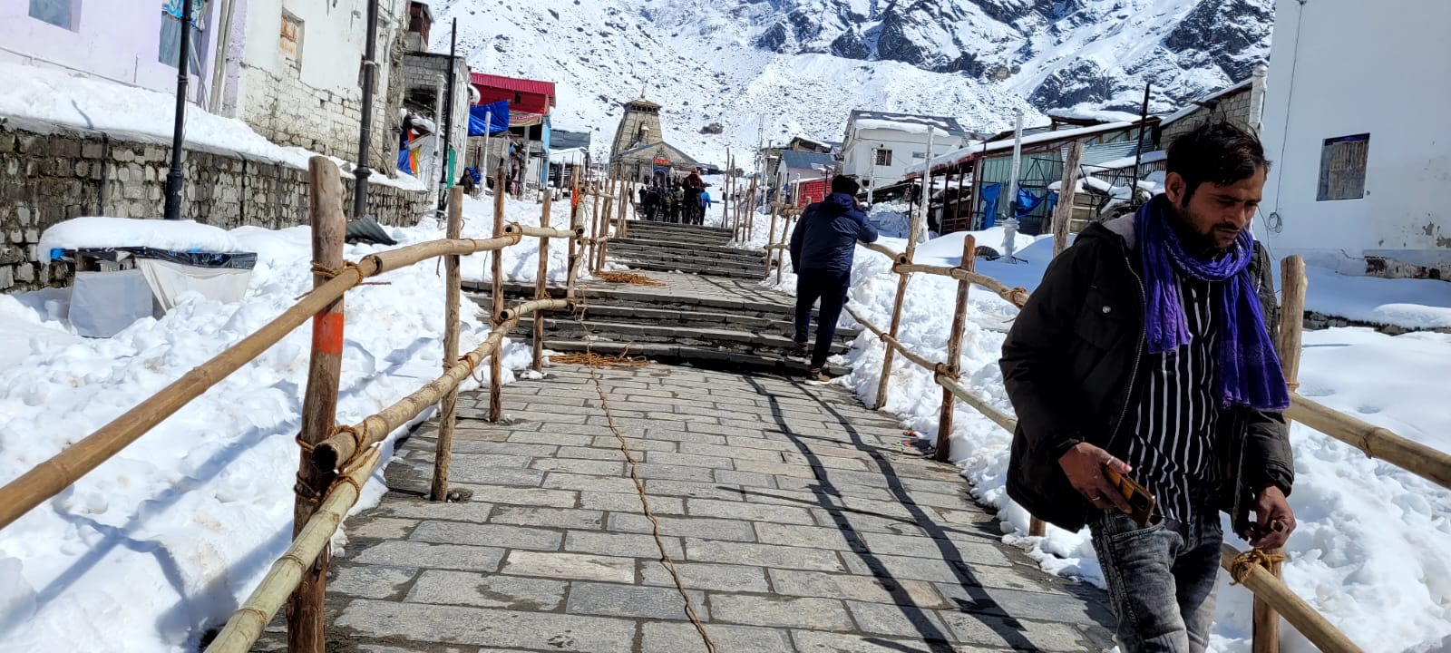 केदारनाथ धाम परिसर में श्रद्धालुओं की सुरक्षा के दृष्टिगत मंदिर परिसर में बैरिकेडिंग का कार्य तेजी से किया जा रहा है इसके साथ ही केदारनाथ धाम में बर्फ हटाने का कार्य भी त्वरित गति से किया जा रहा है