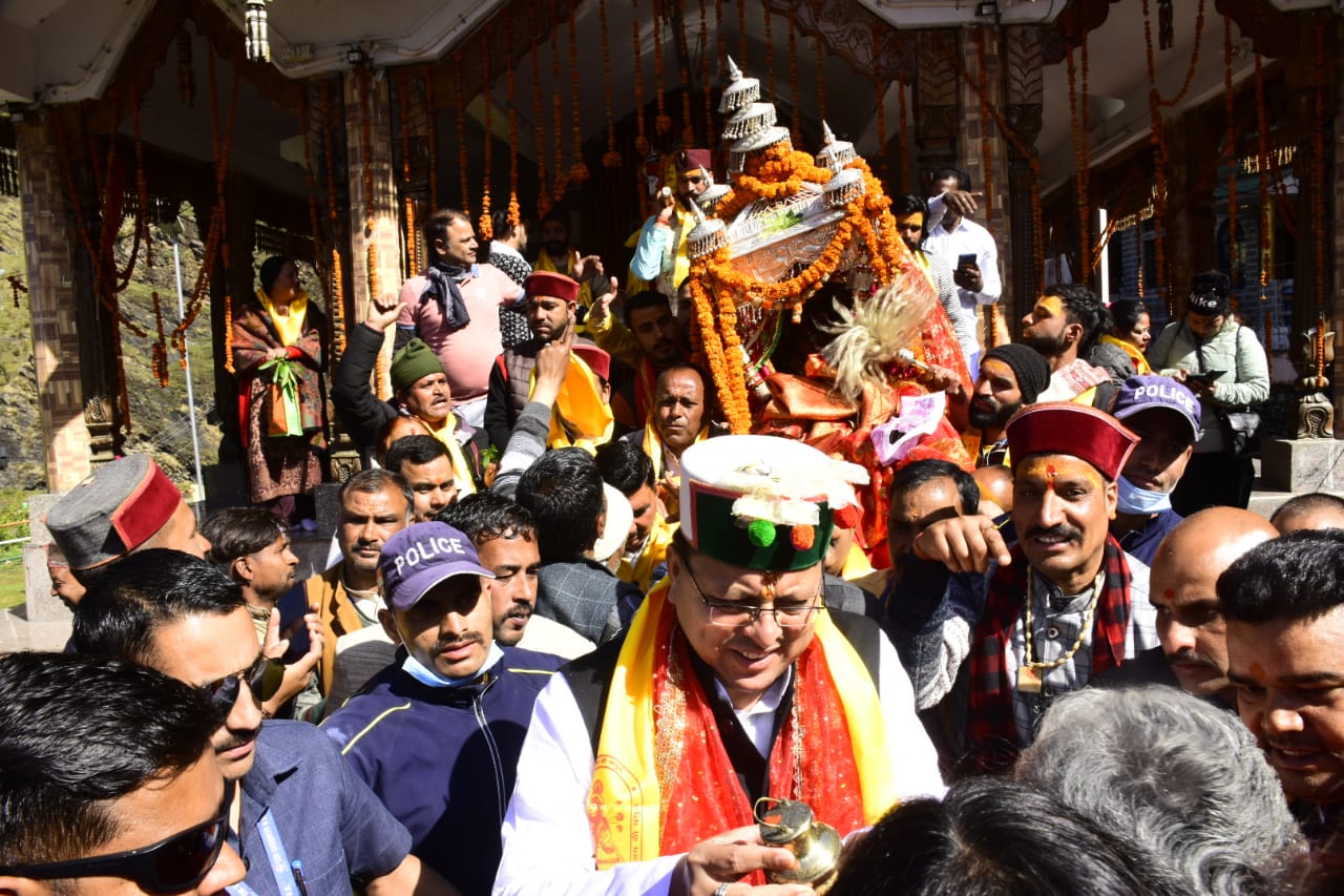 चार धाम यात्रा का हुआ आगाज.. धामो से लेकर श्रद्धालुओं पर हुई हेलीकॉप्टर से फूलों की बरसात.. सीएम ने कराई पहली पूजा पीएम मोदी के नाम से…