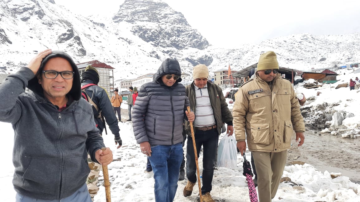 मौसम के बदले मिजाज और बर्फबारी के बीच पैदल मार्ग से केदारनाथ पहुंचे सचिव स्वास्थ्य