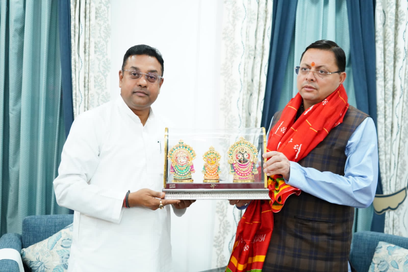 डॉ संबित पात्रा ने मुख्यमंत्री श्री पुष्कर सिंह धामी से श्री जगन्नाथ मंदिर, उत्तरकाशी में नियमित रूप से पूजा-अर्चना, मंदिर को ए.एस.आई से संरक्षण एवं महाप्रभु के भोग के लिए उचित व्यवस्था किए जाने का आग्रह किया। उन्होंने मंदिर क्षेत्र में पर्यटन की दृष्टि से मंदिर के सौंदर्यीकरण एवंi अन्य आवश्यक सुविधाओं के विषय पर भी विस्तृत चर्चा की।
