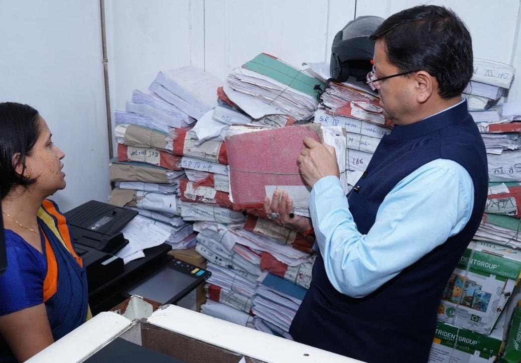 जिलाधिकारी को निर्देश दिये कि भूमि के दस्तावेजों में फर्जीवाड़ा करने वालों के विरूद्ध सख्त कारवाई की जाए, ताकि भविष्य में इसकी पुनरावृत्ति न हो। इसके लिए व्यवस्थाओं में जो भी सुधारात्मक कदम उठाये जाने हैं, वो उठाये जाएं