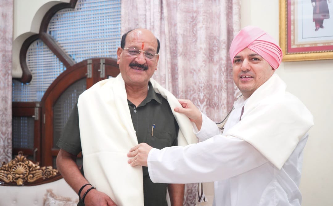 तकनीकी शिक्षा एवम् वन मंत्री सुबोध उनियाल ने शनिवार को श्री दरबार साहिब में मत्था टेका। उन्होंने श्री दरबार साहिब के श्रीमहंत देवेन्द्र दास जी महाराज से आशीर्वाद प्राप्त किया
