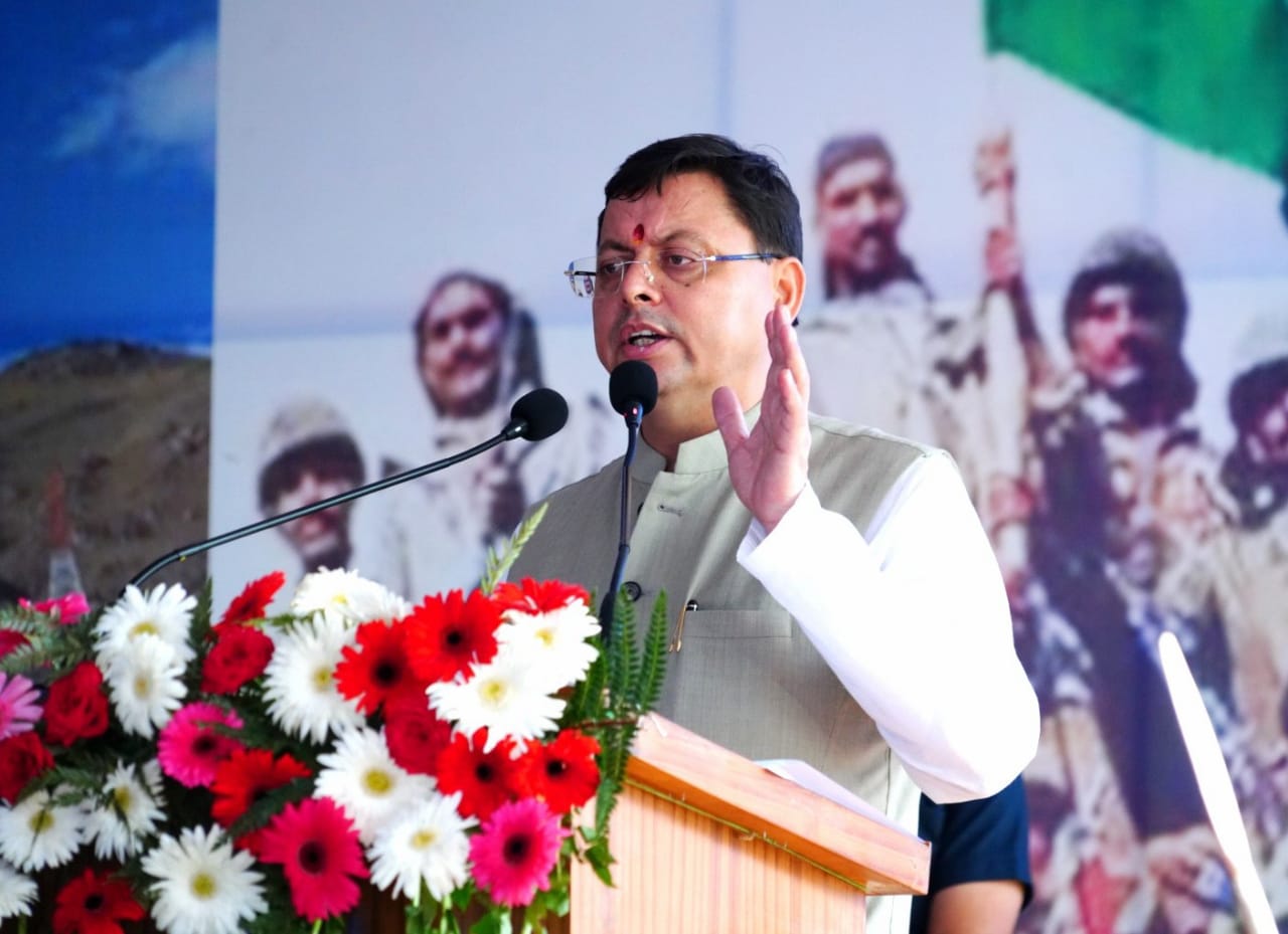 मुख्यमंत्री ने कहा कि कारगिल लड़ाई में हमारे जवानों ने अदम्य साहस, वीरता एवं पराक्रम का परिचय देते हुए माँ भारती की रक्षा की कारगिल में भारत के रणबांकुरों का दुश्मन के खिलाफ किया गया सिंहनाद आज तक उसी वेग से गूंज रहा है