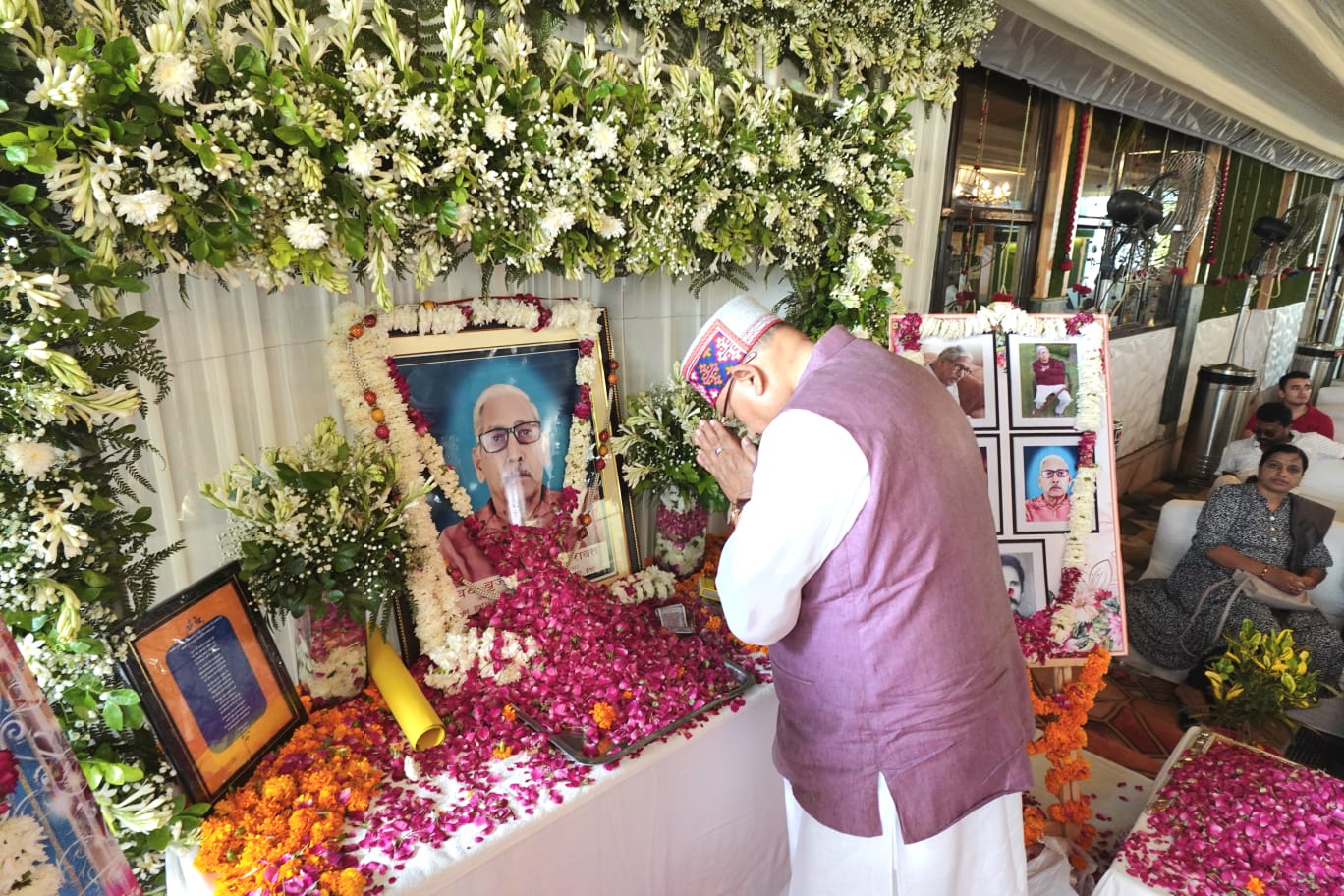 यूपी के मुख्यमंत्री के विशेष कार्याधिकारी के घर पहुंकर उनके दिवंगत पिता को दी श्रद्धांजलि.