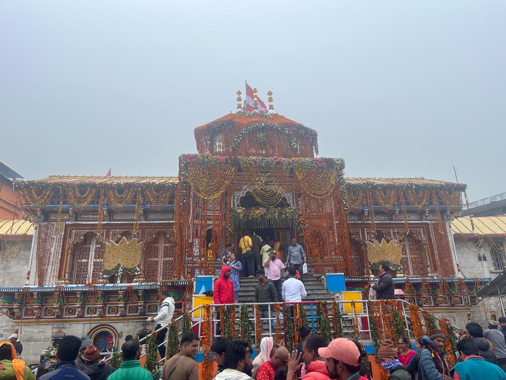 श्री बदरीनाथ व श्री केदारनाथ धाम में इस साल अब तक 30,546 वीआईपी और वीवीआईपी महानुभाव ने किये दर्शन इससे श्री बदरीनाथ – केदारनाथ मंदिर समिति (बीकेटीसी) को रूपये 91,63,800 की आय हुई प्राप्त