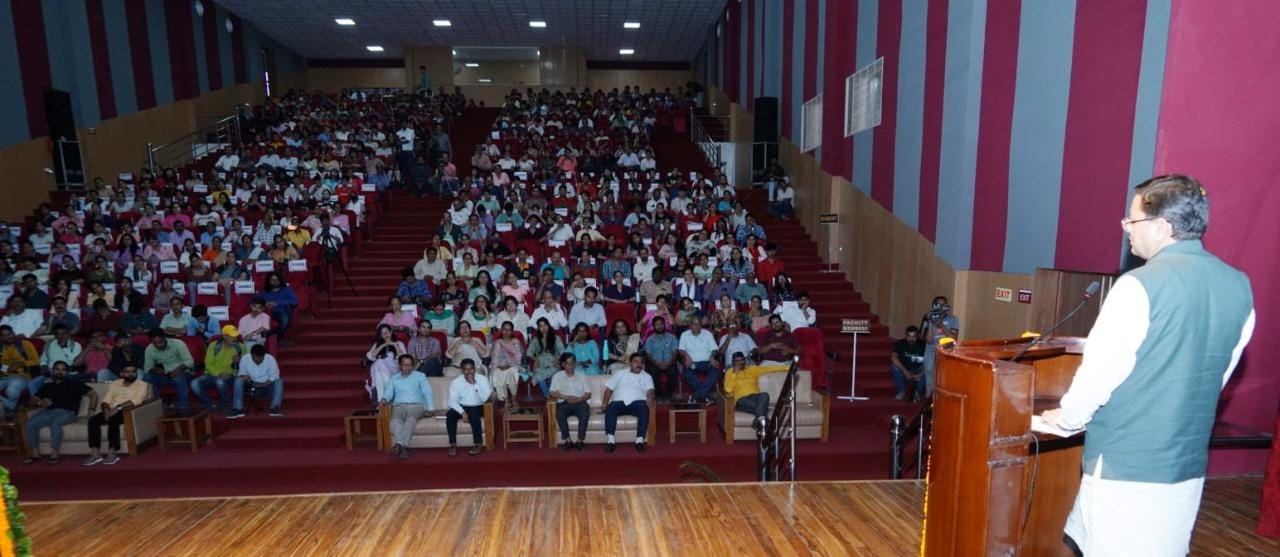 मुख्यमंत्री पुष्कर सिंह धामी ने छात्रों से संवाद करते हुए कहा कि उत्तराखंड को उत्कृष्ट राज्य बनाने में छात्र छात्राओं की अहम भूमिका होगी।