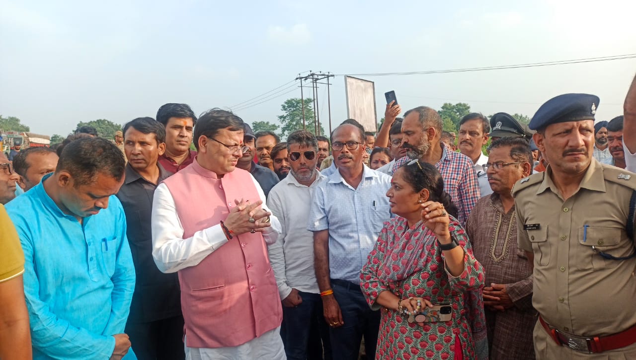 आपदाग्रस्त क्षेत्र में बाधित हुई सड़क कनेक्टिविटी को युद्ध स्तर पर बहाल करने तथा प्रभावित लोगों को जरूरी सुविधाएं उपलब्ध कराने के मुख्यमंत्री धामी ने दिए निर्देश
