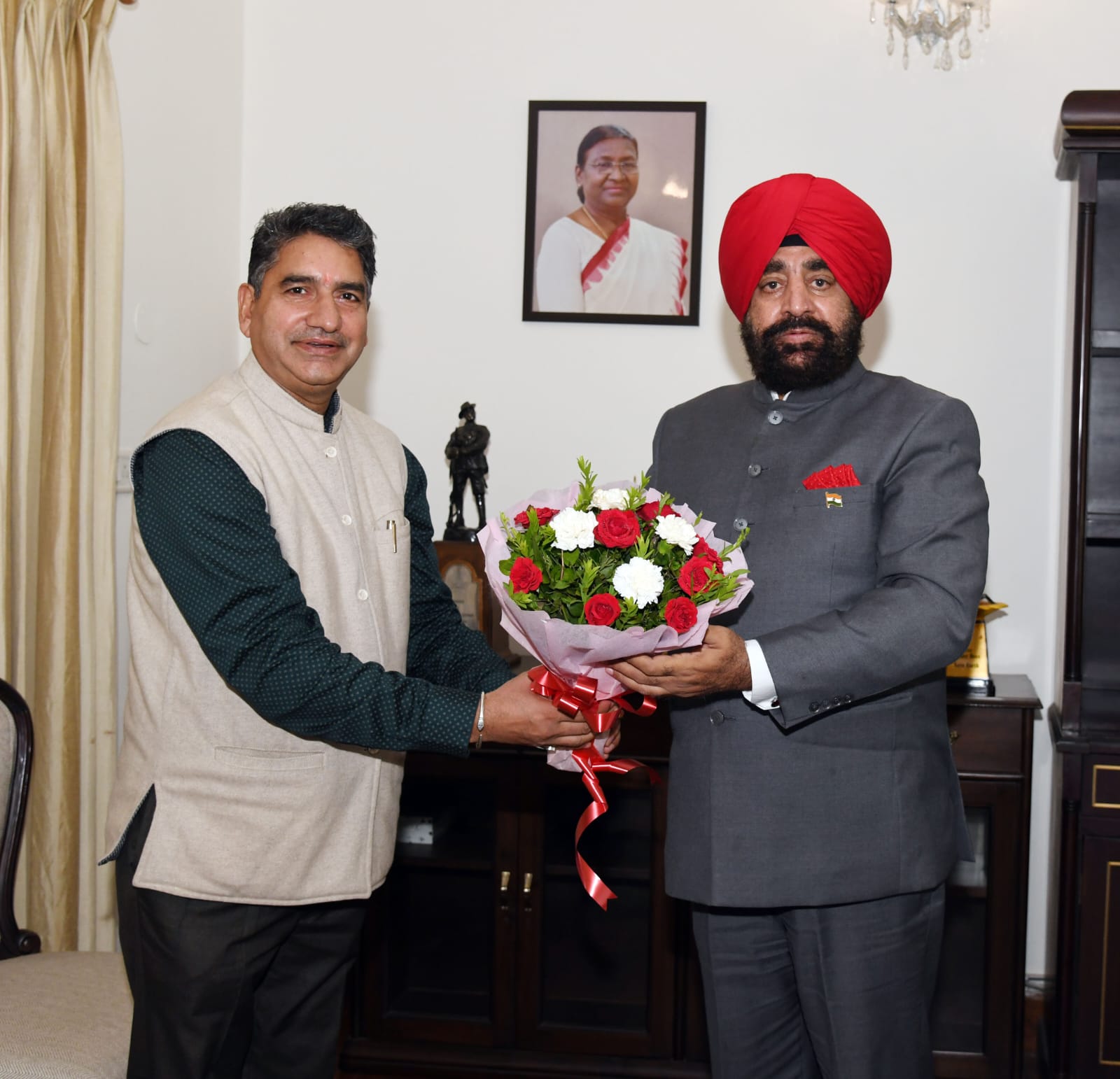 सबसे ज्यादा राज्यपाल महोदय जिससे प्रभावित हुए, वो है मुख्यमंत्री के निर्देश पर शासन के विशेष कार्याधिकारियों द्वारा सतही निरीक्षण, जन संवाद व मुख्यमंत्री व मंत्रीगणोँ द्वारा निरीक्षण