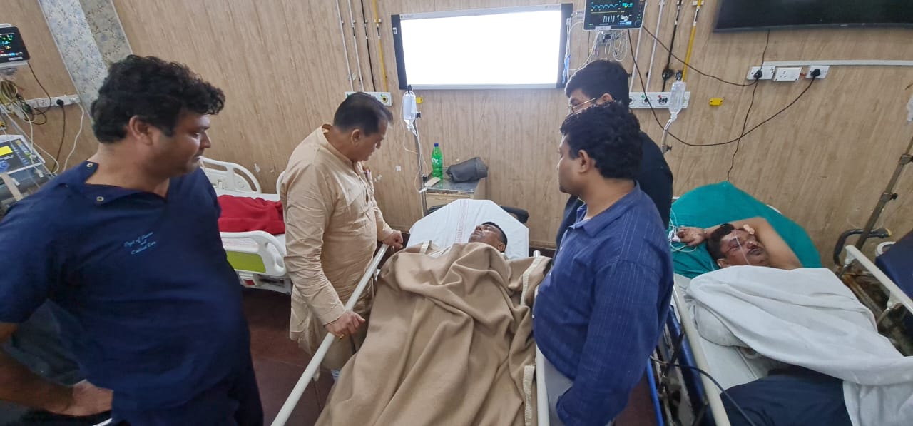 कैबिनेट मंत्री डा. अग्रवाल ने घायलों से की बात कहा उत्तराखंड सरकार आपके साथ.. करीब चार लोग ज्यादा चोटिल हैं, जिनका जारी है समुचित उपचार, शेष घायलों के जल्द स्वास्थ्य लाभ होने पर डिस्चार्ज किया जाएगा