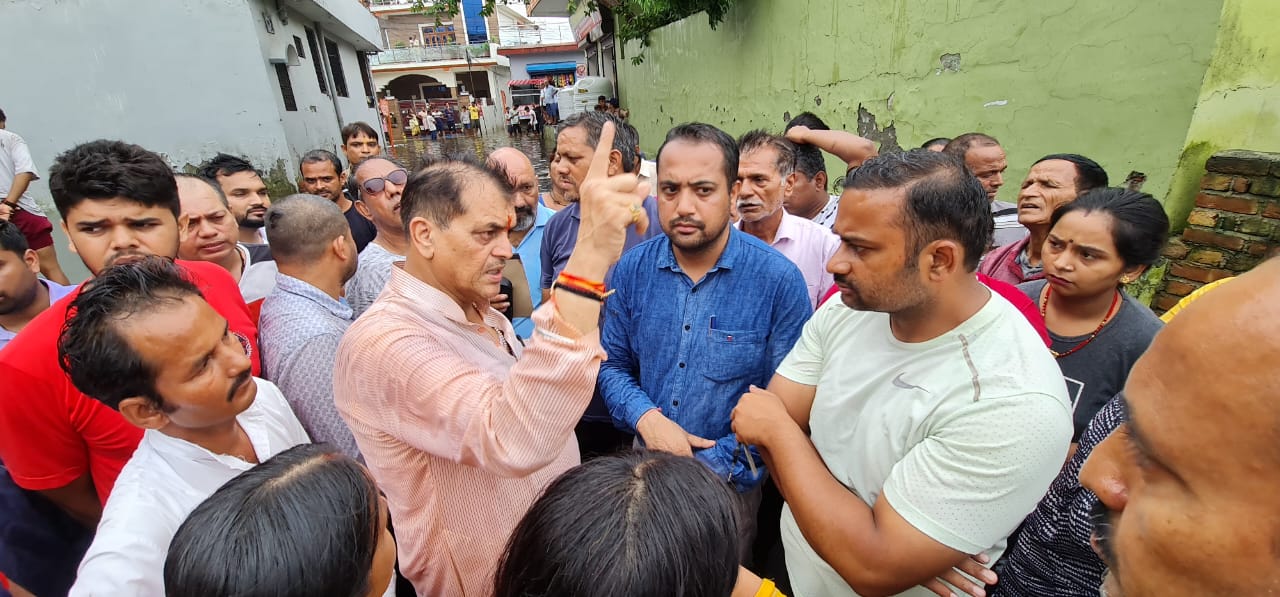 पानी की निकासी के लिए चंदन बिष्ट को डॉ अग्रवाल ने मनाया