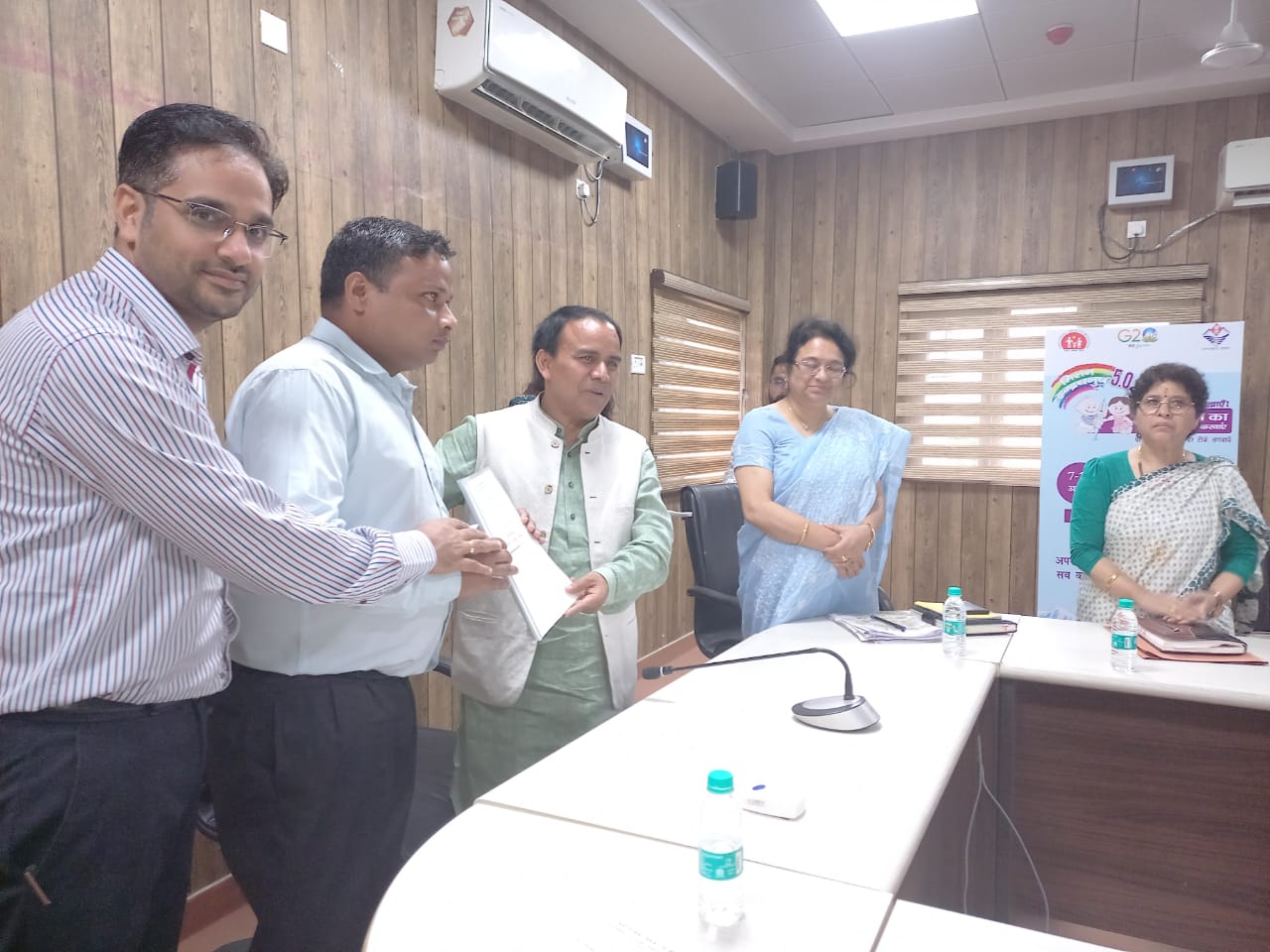 वर्तमान में संचालित कतिपय योजनाओं की धीमी प्रगति पर नाराजगी जताते हुये विभागीय मंत्री ने अधिकारियों को कार्यप्रणाली में सुधार लाने व योजनाओं की प्रगति में तेजी लाने के निर्देश दिये