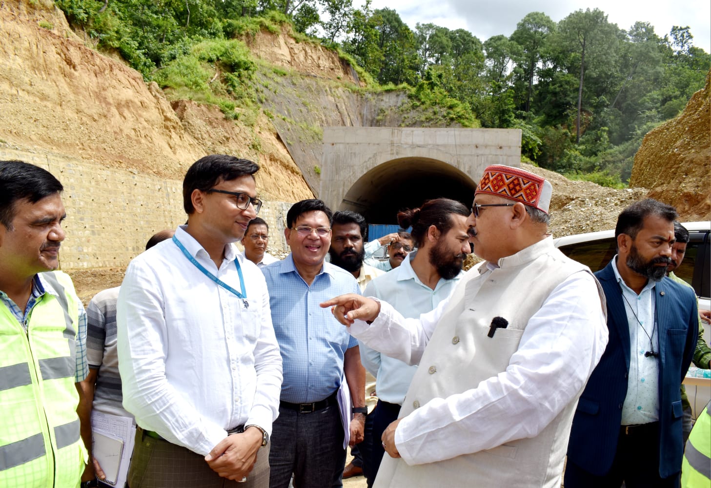 प्रदेश के लोक निर्माण मंत्री सतपाल महाराज ने सोमवार को आशारोड़ी-डाटकाली-दिल्ली-देहरादून निर्माणाधीन एक्सप्रेसवे (राष्ट्रीय राजमार्ग) का स्थलीय निरीक्षण किया