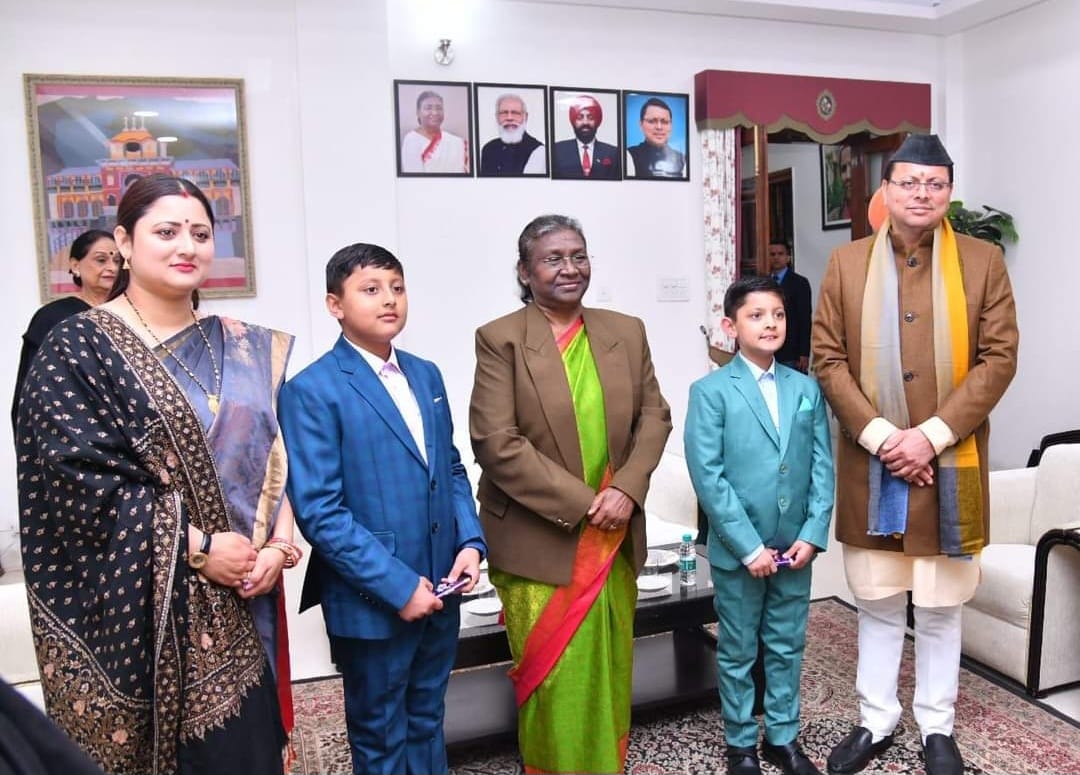 मुख्यमंत्री धामी ने राष्ट्रपति की ओर से मिली शुभकामनाओं के लिए उनका आभार प्रकट करते हुए कहा कि महान लोगों का आशीर्वाद उन्हें राज्य के सर्वांगीण विकास में सतत रूप से प्रयासरत रहने की प्रेरणा प्रदान करेगा।