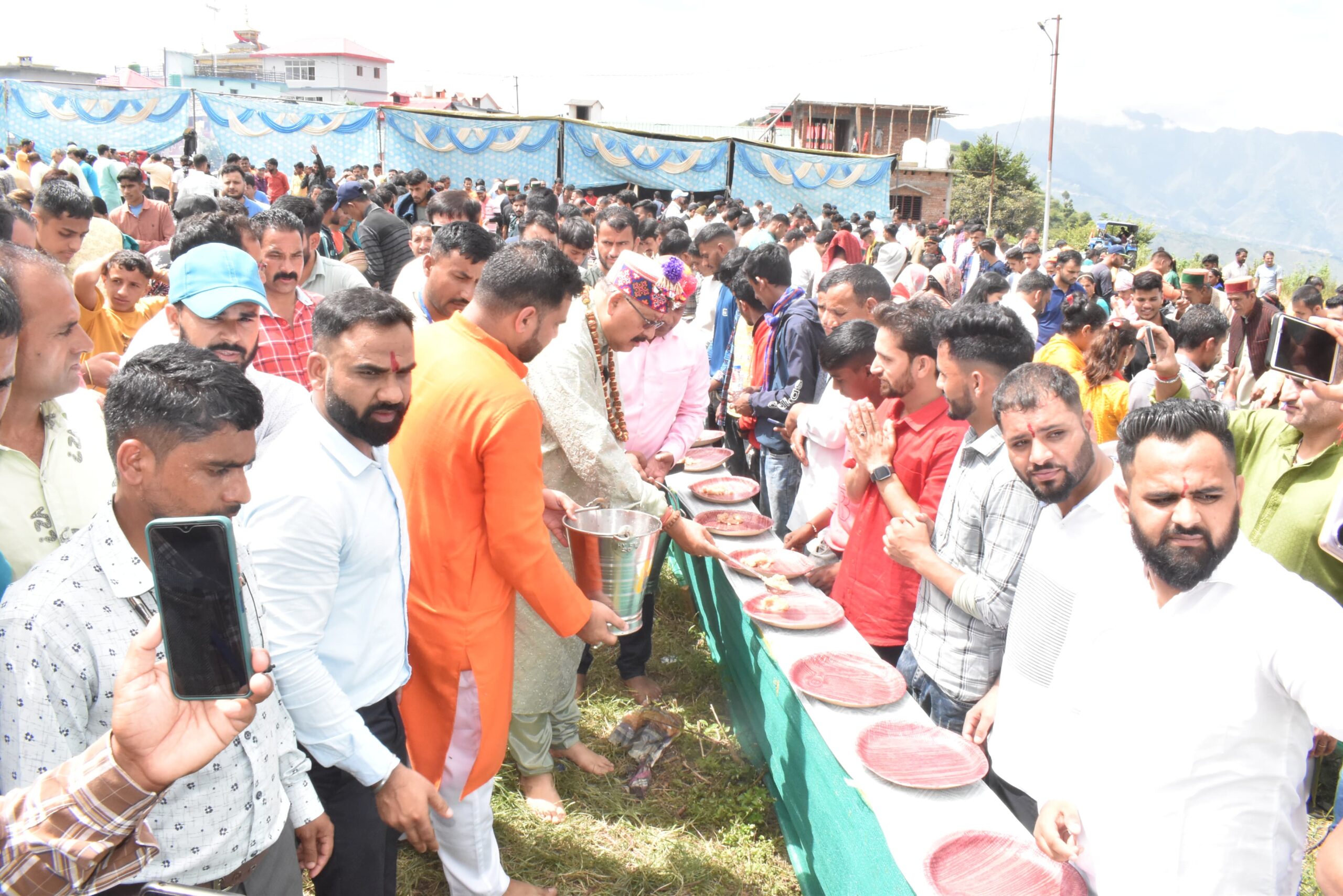 दसऊ मंदिर में महाराज की ओर से हुआ भण्डारे का आयोजन, संस्कृति मंत्री की पहल पर चालदा महाराज में पहुंचे हजारों श्रद्धालु