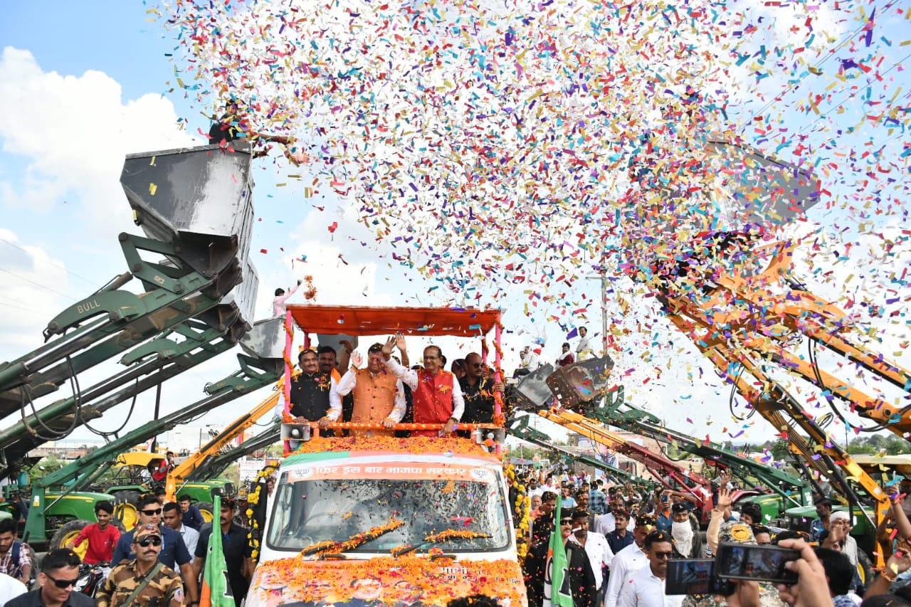 मध्यप्रदेश में धामी पर बुलडोजरो से हुई पुष्प वर्षा, मंगलवार देर रात तक देखने को मिला धामी की लोकप्रियता का ग्राफ.. क्योंकि तस्वीर बोलती है , बोले धामी मध्यप्रदेश में जमकर हुआ विकास, फिर से बनने जा रही है डबल इजन की सरकार..