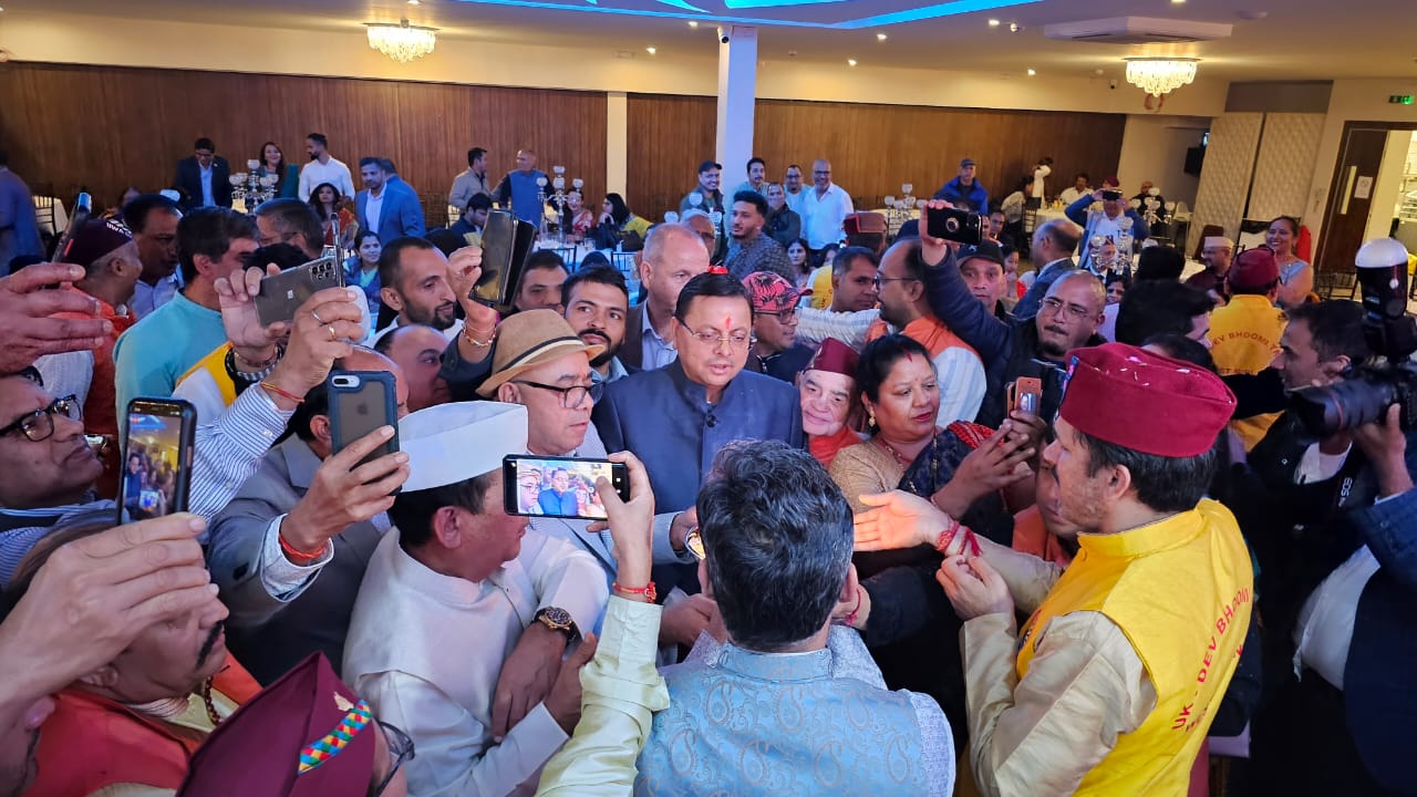 नए उत्तराखंड का संकल्प: मुख्यमंत्री धामी पहुँचे लंदन, भारतीय समुदाय और उत्तराखंड मूल के लोगों के द्वारा मुख्यमंत्री का उत्तराखण्ड के पारंपरिक वाद्य यंत्रों के वादन तथा उत्तराखण्ड की परम्परा के अनुसार गर्मजोशी से स्वागत किया गया।