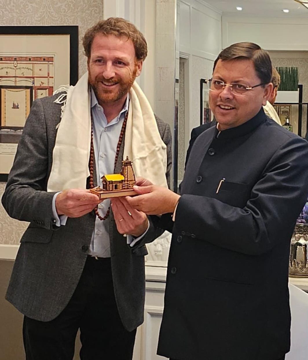 पोमा ग्रुप के डायरेक्टर बेंजामिन और मुख्यमंत्री धामी की इस तस्वीर का मतलब हो रहा है नये उत्तराखंड का निर्माण
