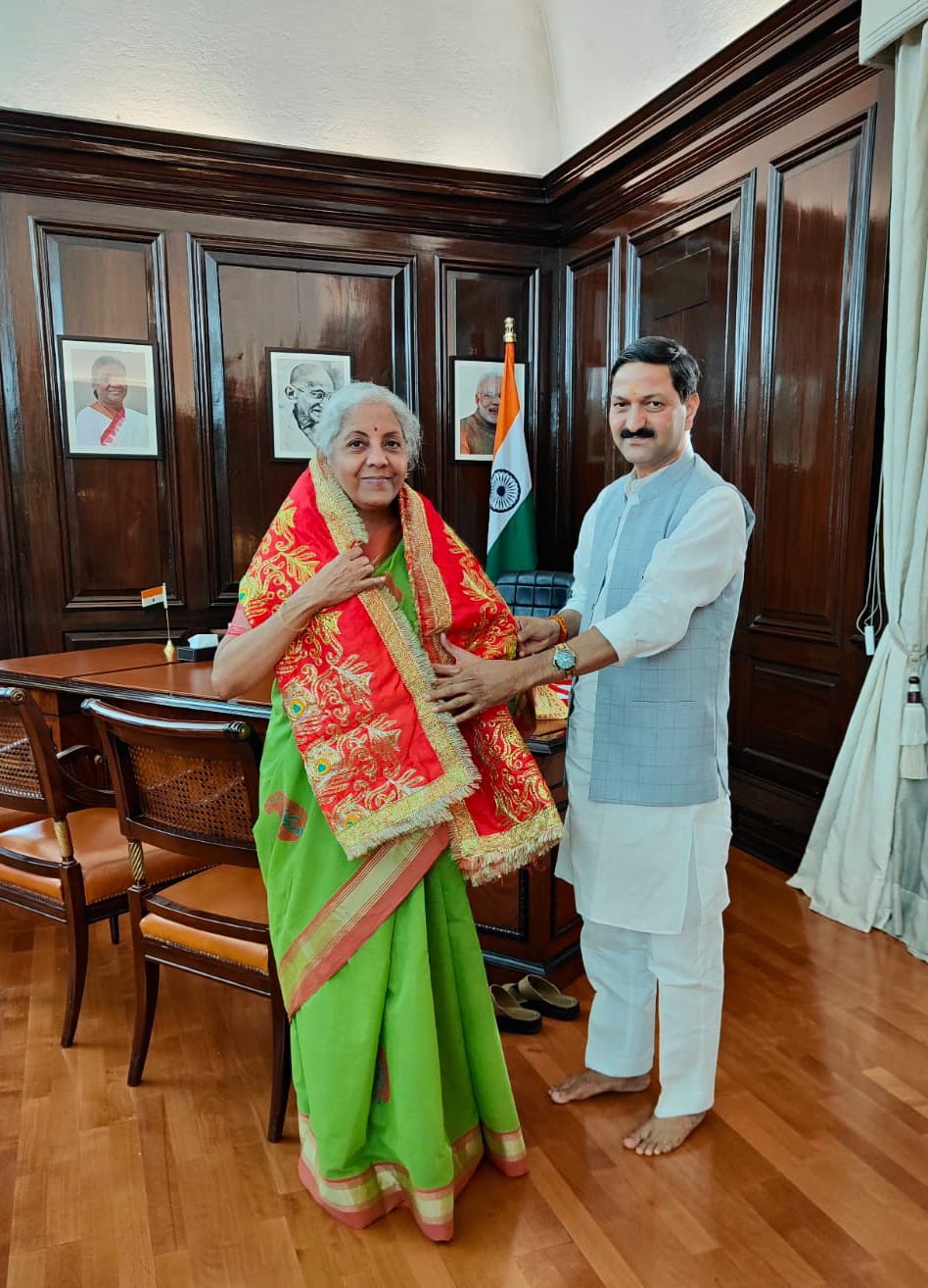 केंद्रीय मंत्री से भेंट के दौरान अजेंद्र ने कहा कि केदारनाथ और बद्रीनाथ में प्रधानमंत्री मोदी की प्रेरणा और मुख्यमंत्री धामी के मार्गदर्शन में मास्टर प्लान के तहत पुनर्निर्माण के कार्य तेजी से किया जा रहे हैं