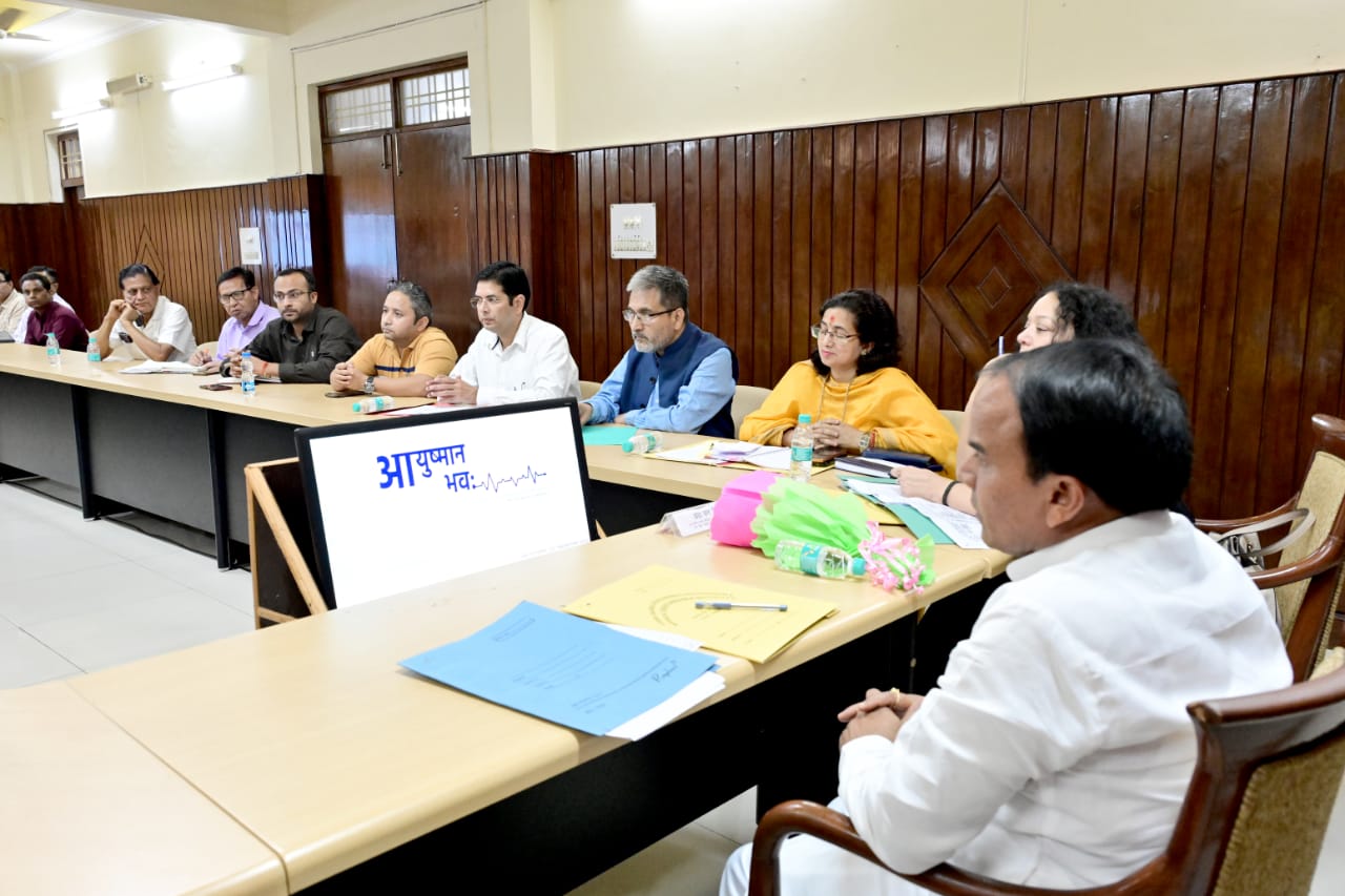 पौड़ी जिले में हर दिन बनाए जाय 10 हजार आयुष्मान कार्ड: धन सिंह रावत