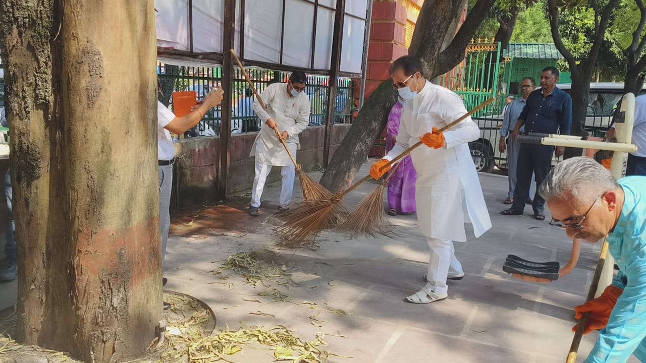 रविवार को गांधी पार्क पर श्रमदान कर शहरी विकास मंत्री मंत्री डा. अग्रवाल ने लोगों से सार्वजनिक स्थानों पर कूड़ा न फेंकने की अपील की। साथ ही लोगों से अपने आसपास के परिवेश में स्वच्छता बनाये रखने का आवाहन किया