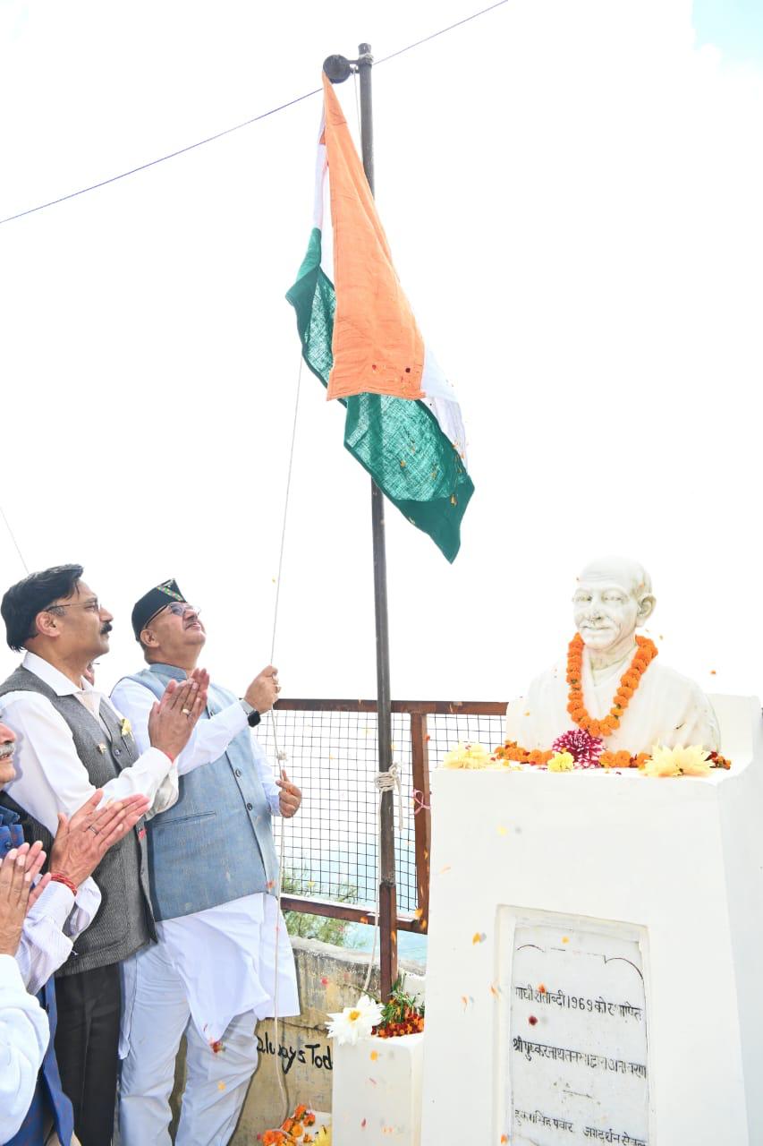महत्मा गांधी का आदर्श और उनके कार्यों ने भारत को स्वतंत्रता प्राप्त कराने महत्वपूर्ण भूमिका निभाई और विश्वभर में उन्हें महान नेता के रूप में मान्य दिलाई : जोशी