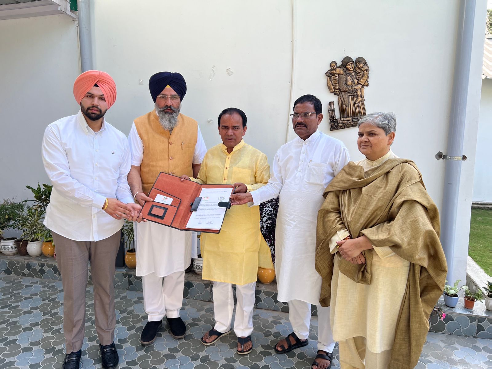 उत्तराखंड की कोऑपरेटिव मंत्री डॉ धन सिंह रावत ने इस मौके पर कहा कि यहां के किसानों जो जैविक उत्पादन कर रहे हैं उनके लिए आज का दिन बहुत अच्छा है पढ़े पूरी ख़बर