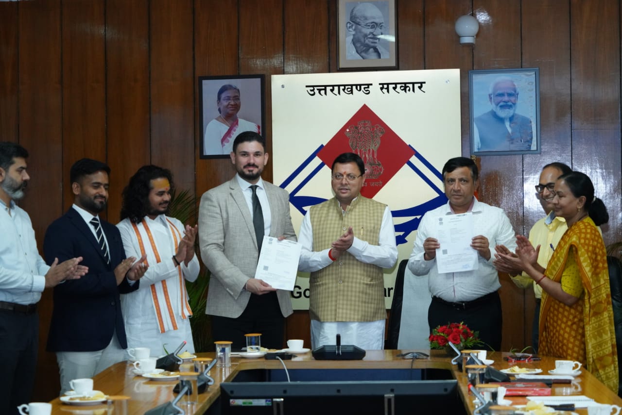 राज्य परियोजना निदेशक, समग्र शिक्षा बंशीधर तिवारी एवं स्विस एजुकेशन ग्रुप के एग्जीक्यूटिव डायरेक्टर हिराज आर्टिनियन ने किये समझौते पर हस्ताक्षर