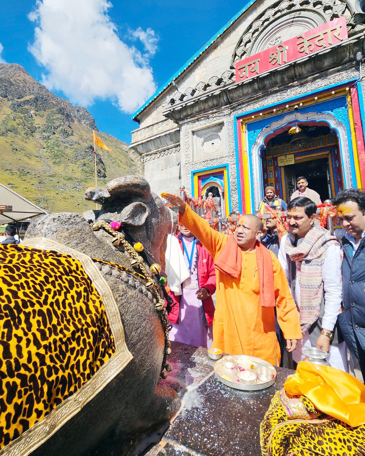 केदारनाथ धाम दर्शन को पहुंचे मुख्यमंत्री योगी आदित्यनाथ बीकेटीसी अध्यक्ष अजेंद्र अजय ने मुख्यमंत्री योगी आदित्यनाथ को भगवान का अंगवस्त्र, प्रसाद, माला भेंट की
