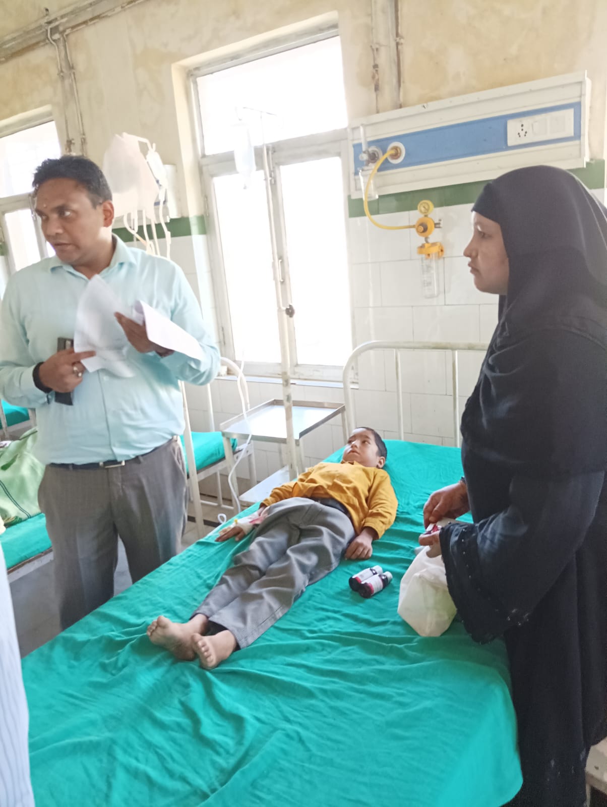 बाहर की दवा लिखते हुए पाये गये सरकारी अस्पताल के डॉक्टर, स्वास्थ्य सचिव ने लगाई कड़ी फटकार